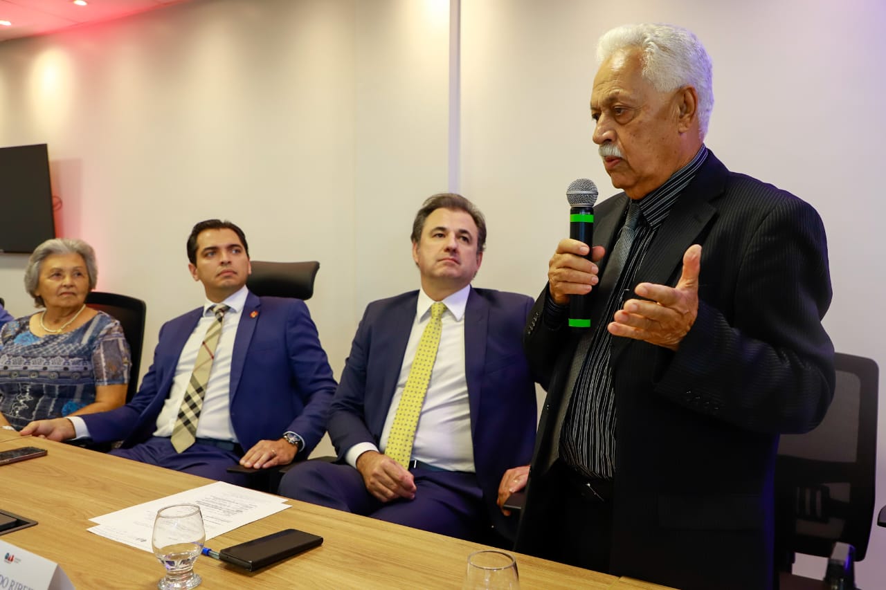 Fernando Ribeiro Lins prestigia inaugura&ccedil;&atilde;o de Galeria de ex-presidentes da OAB Caruaru