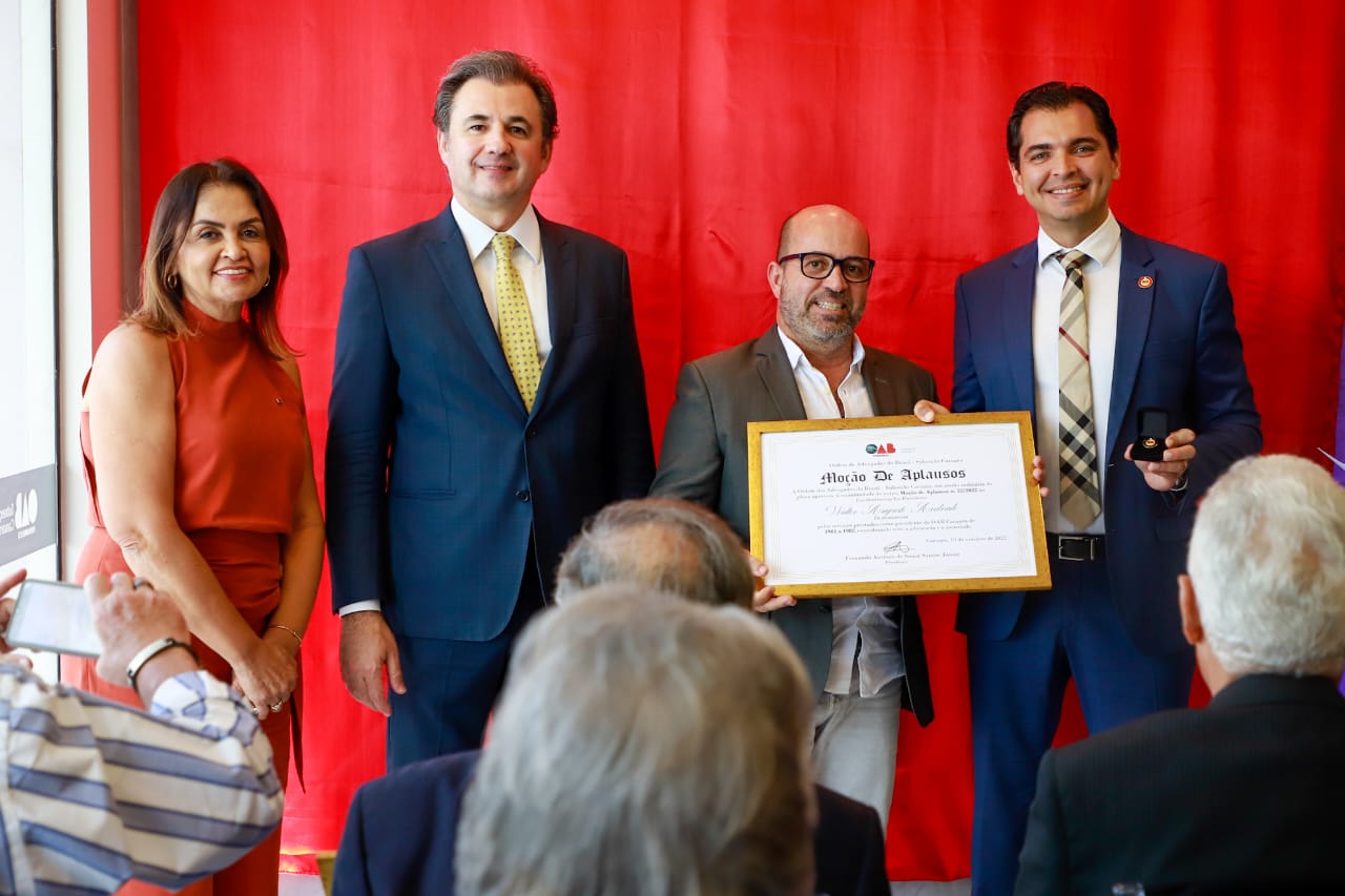 Fernando Ribeiro Lins prestigia inaugura&ccedil;&atilde;o de Galeria de ex-presidentes da OAB Caruaru