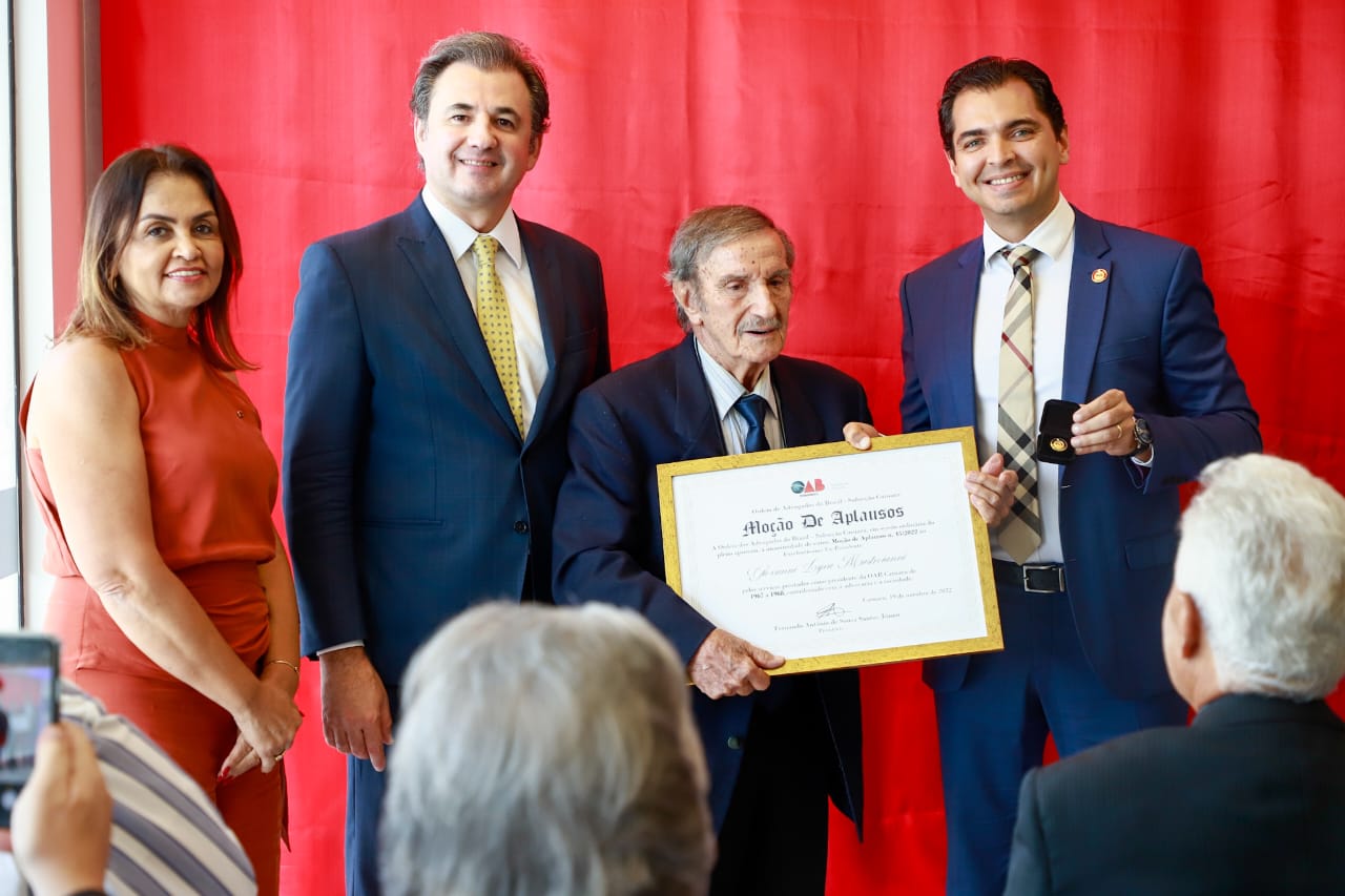 Fernando Ribeiro Lins prestigia inaugura&ccedil;&atilde;o de Galeria de ex-presidentes da OAB Caruaru