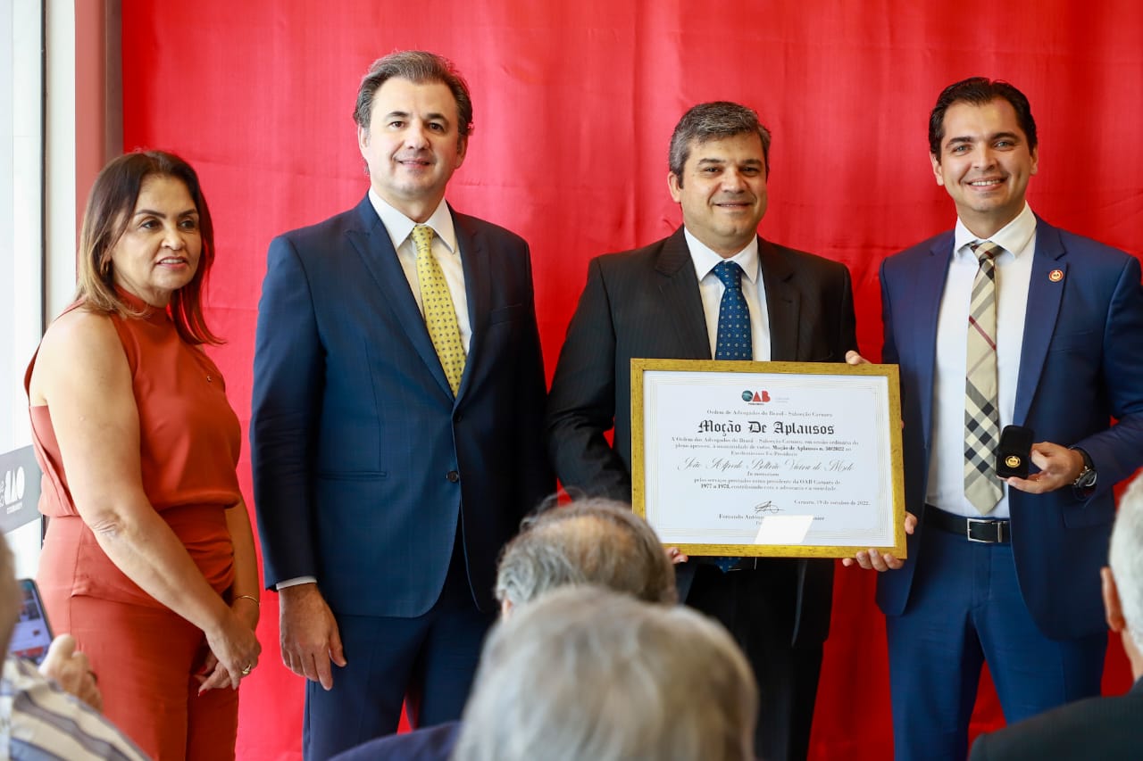 Fernando Ribeiro Lins prestigia inaugura&ccedil;&atilde;o de Galeria de ex-presidentes da OAB Caruaru