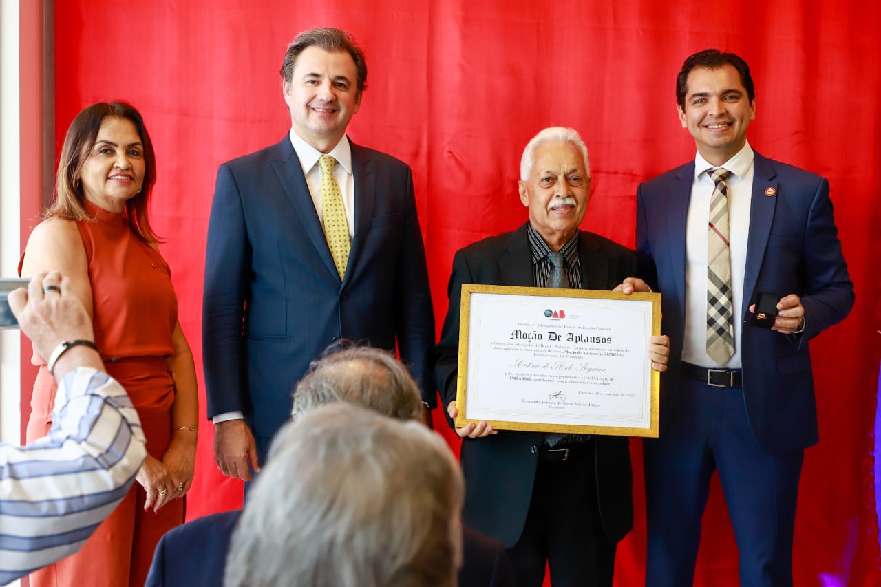 Fernando Ribeiro Lins prestigia inaugura&ccedil;&atilde;o de Galeria de ex-presidentes da OAB Caruaru