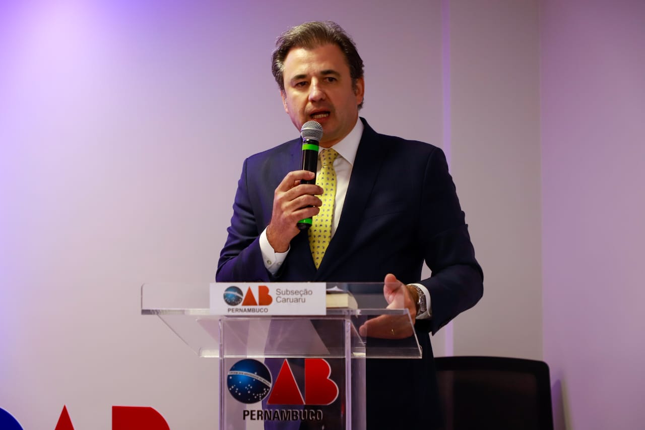 Fernando Ribeiro Lins prestigia inaugura&ccedil;&atilde;o de Galeria de ex-presidentes da OAB Caruaru