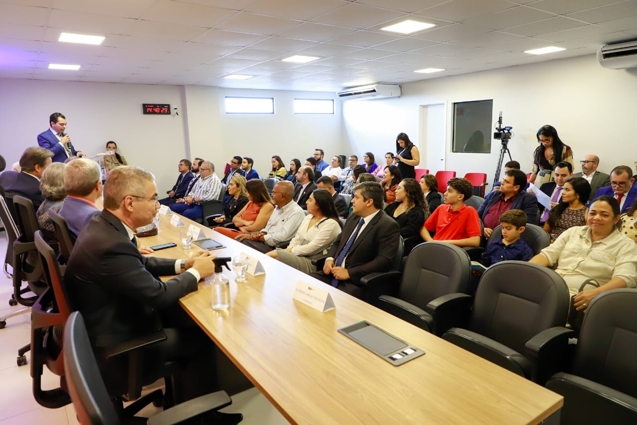 Fernando Ribeiro Lins prestigia inaugura&ccedil;&atilde;o de Galeria de ex-presidentes da OAB Caruaru