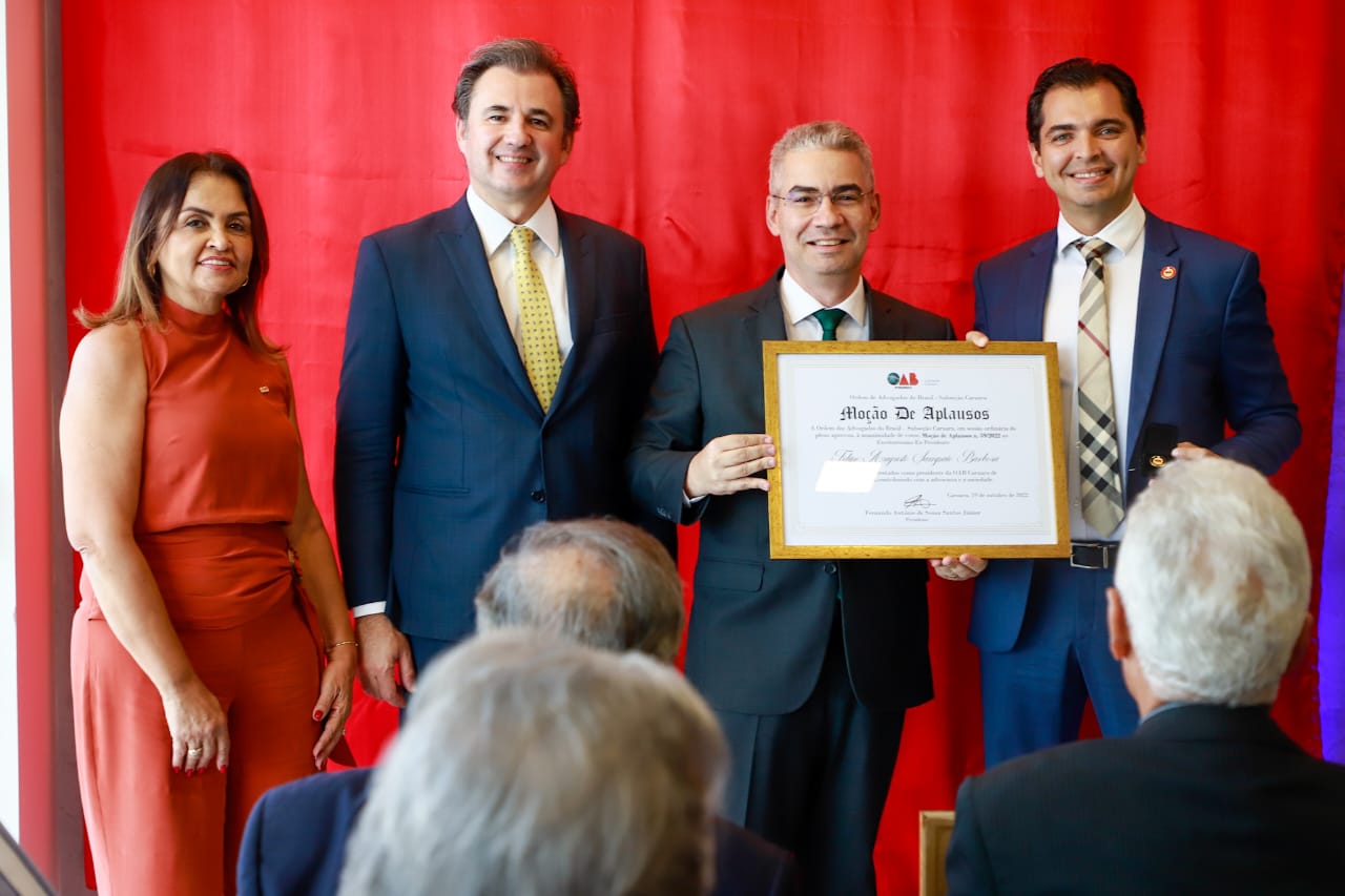 Fernando Ribeiro Lins prestigia inaugura&ccedil;&atilde;o de Galeria de ex-presidentes da OAB Caruaru