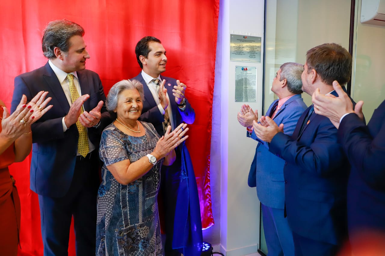Fernando Ribeiro Lins prestigia inaugura&ccedil;&atilde;o de Galeria de ex-presidentes da OAB Caruaru