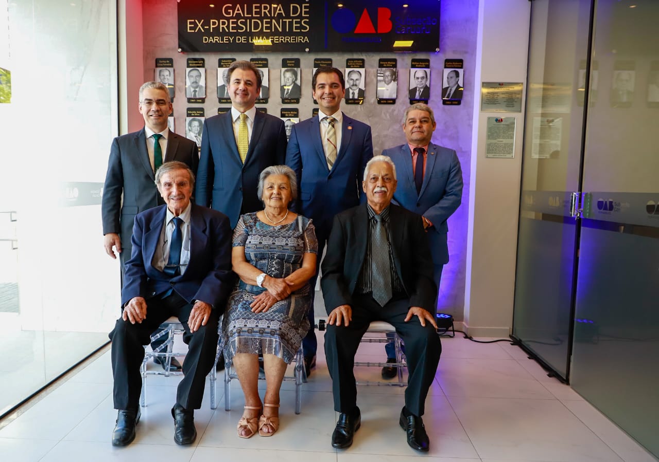 Fernando Ribeiro Lins prestigia inaugura&ccedil;&atilde;o de Galeria de ex-presidentes da OAB Caruaru
