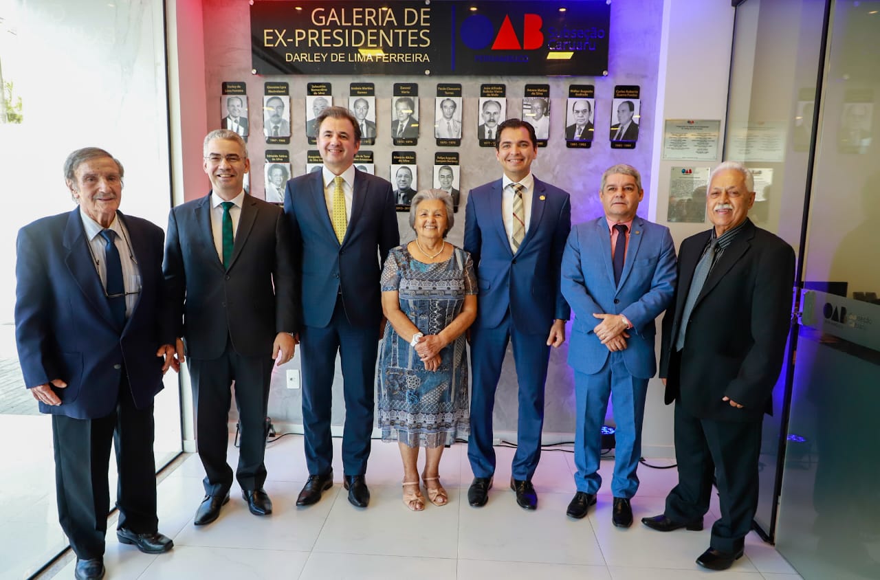 Fernando Ribeiro Lins prestigia inaugura&ccedil;&atilde;o de Galeria de ex-presidentes da OAB Caruaru