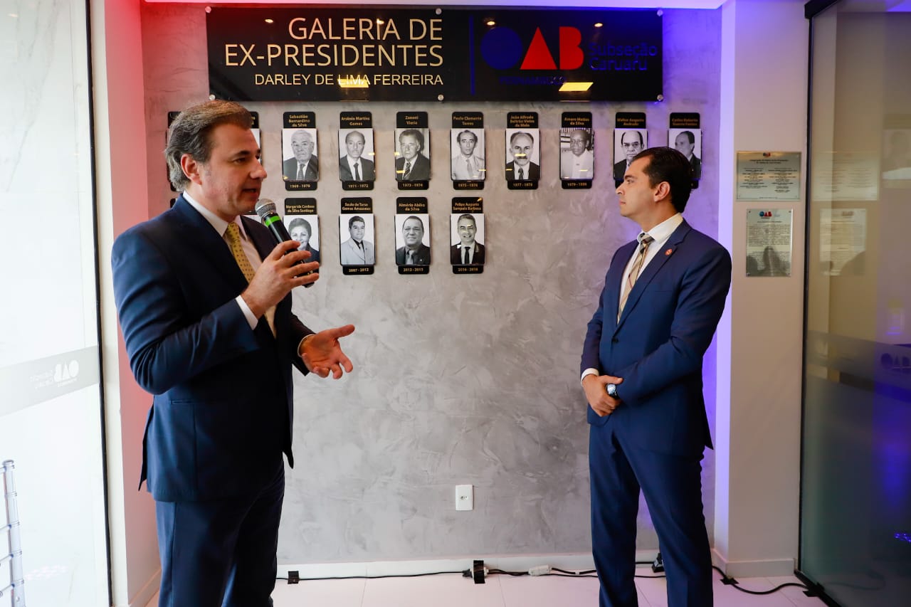 Fernando Ribeiro Lins prestigia inaugura&ccedil;&atilde;o de Galeria de ex-presidentes da OAB Caruaru