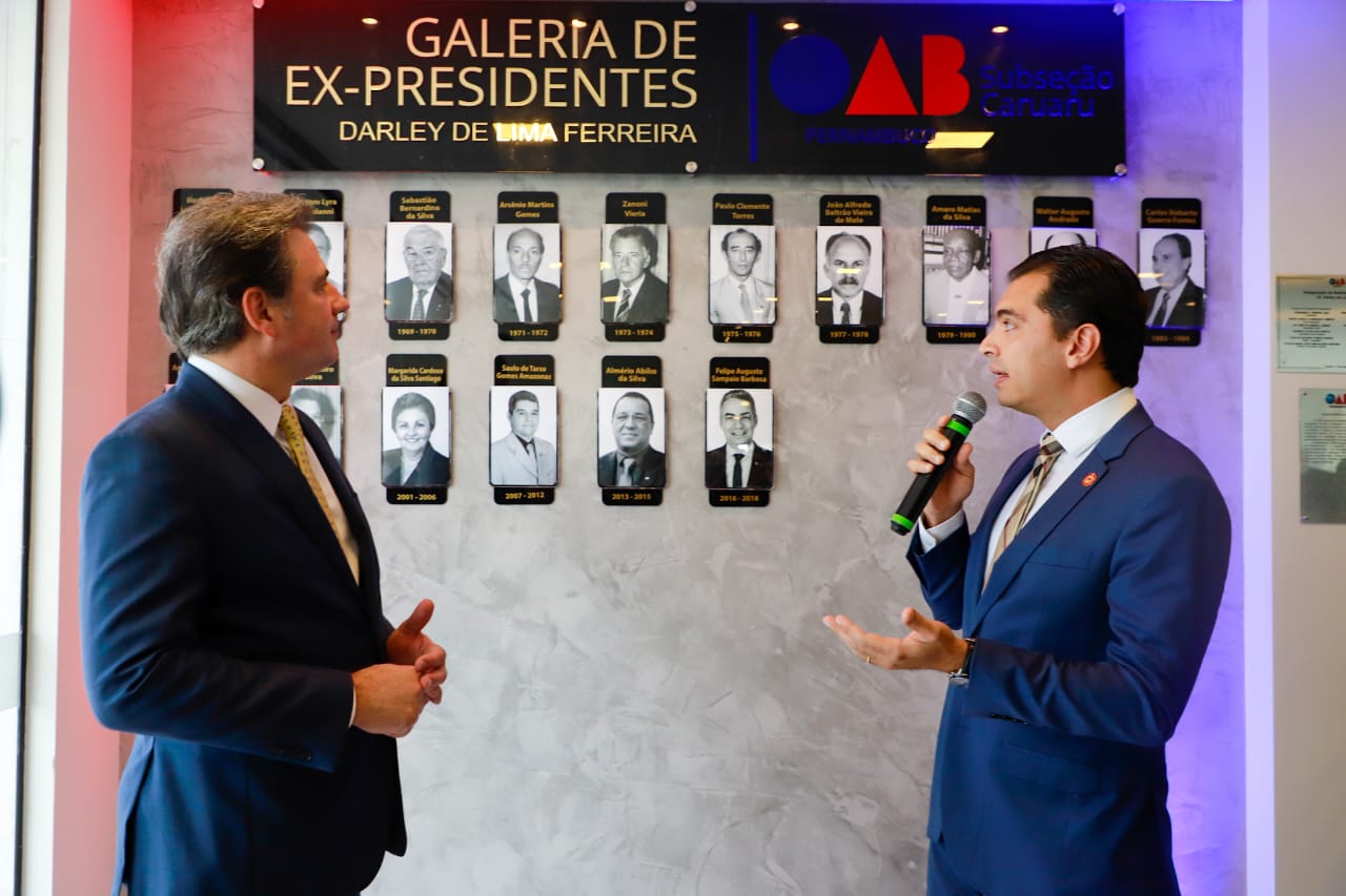 Fernando Ribeiro Lins prestigia inaugura&ccedil;&atilde;o de Galeria de ex-presidentes da OAB Caruaru