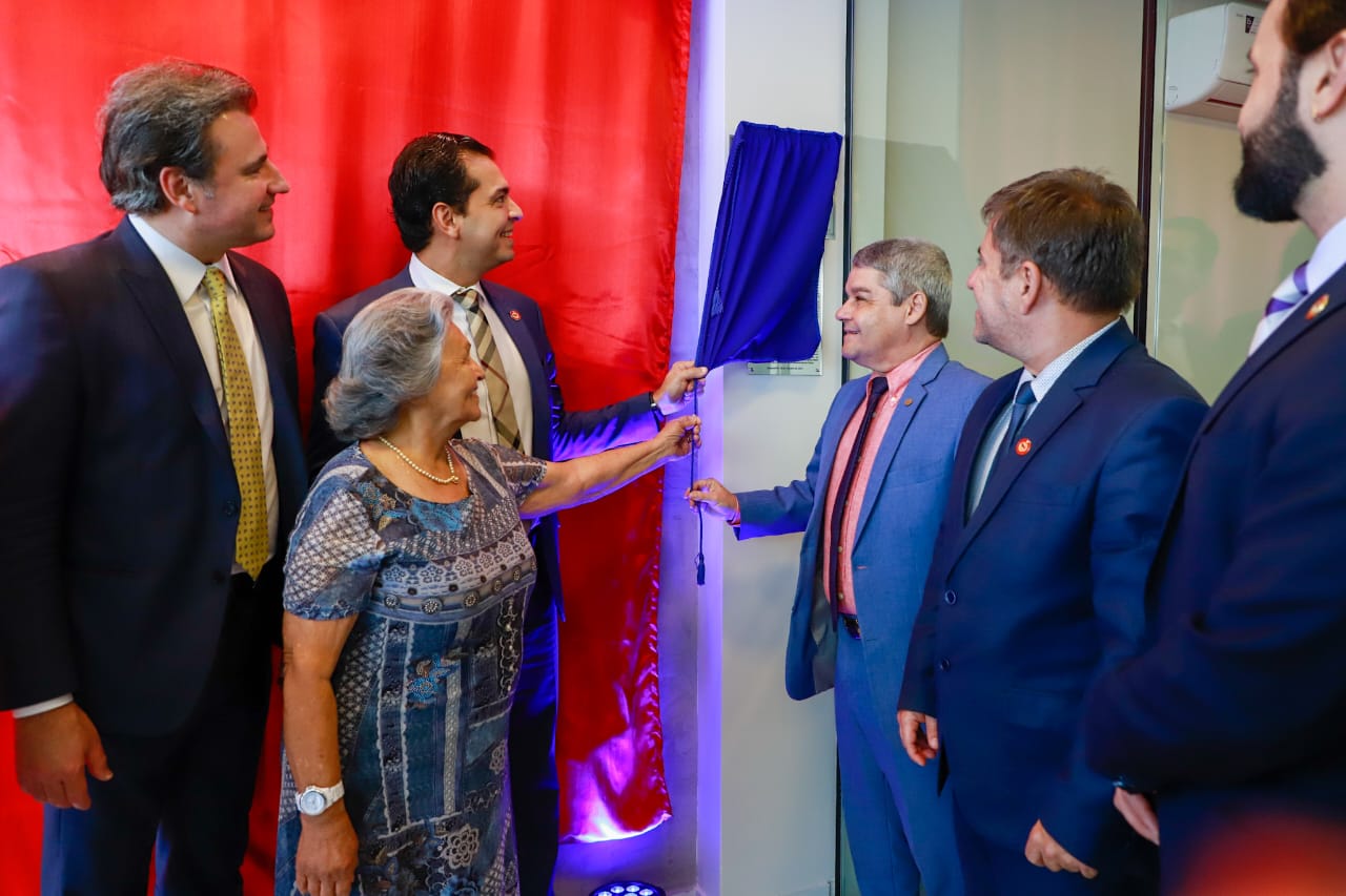 Fernando Ribeiro Lins prestigia inaugura&ccedil;&atilde;o de Galeria de ex-presidentes da OAB Caruaru
