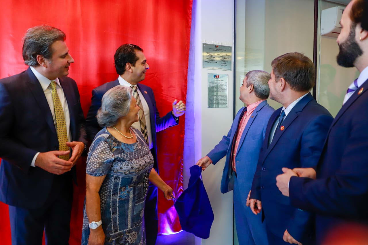 Fernando Ribeiro Lins prestigia inaugura&ccedil;&atilde;o de Galeria de ex-presidentes da OAB Caruaru
