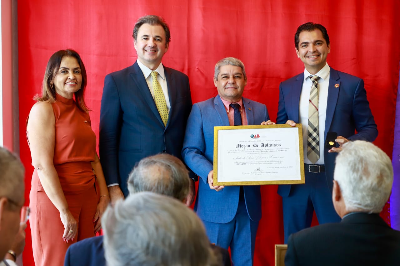 Fernando Ribeiro Lins prestigia inaugura&ccedil;&atilde;o de Galeria de ex-presidentes da OAB Caruaru