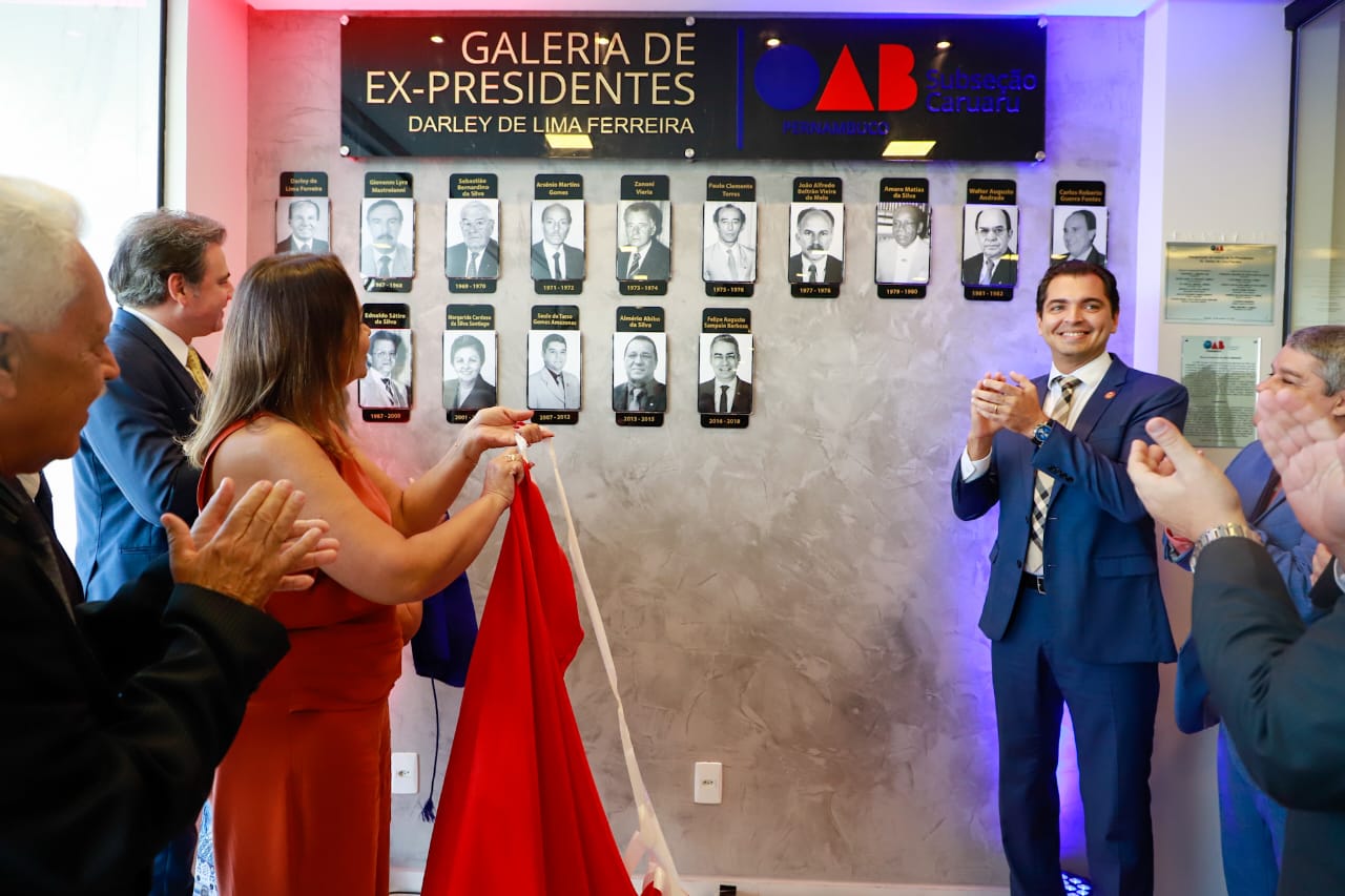 Fernando Ribeiro Lins prestigia inaugura&ccedil;&atilde;o de Galeria de ex-presidentes da OAB Caruaru
