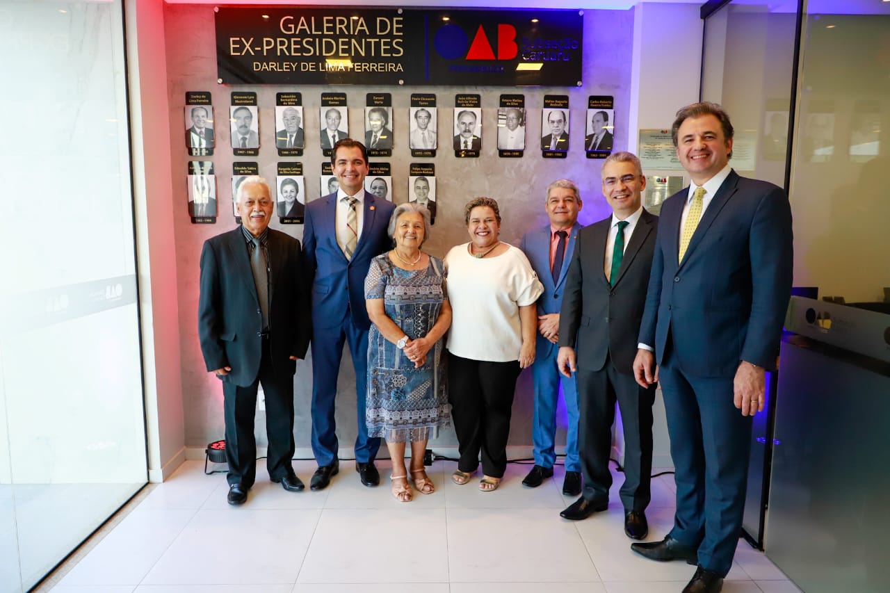 Fernando Ribeiro Lins prestigia inaugura&ccedil;&atilde;o de Galeria de ex-presidentes da OAB Caruaru