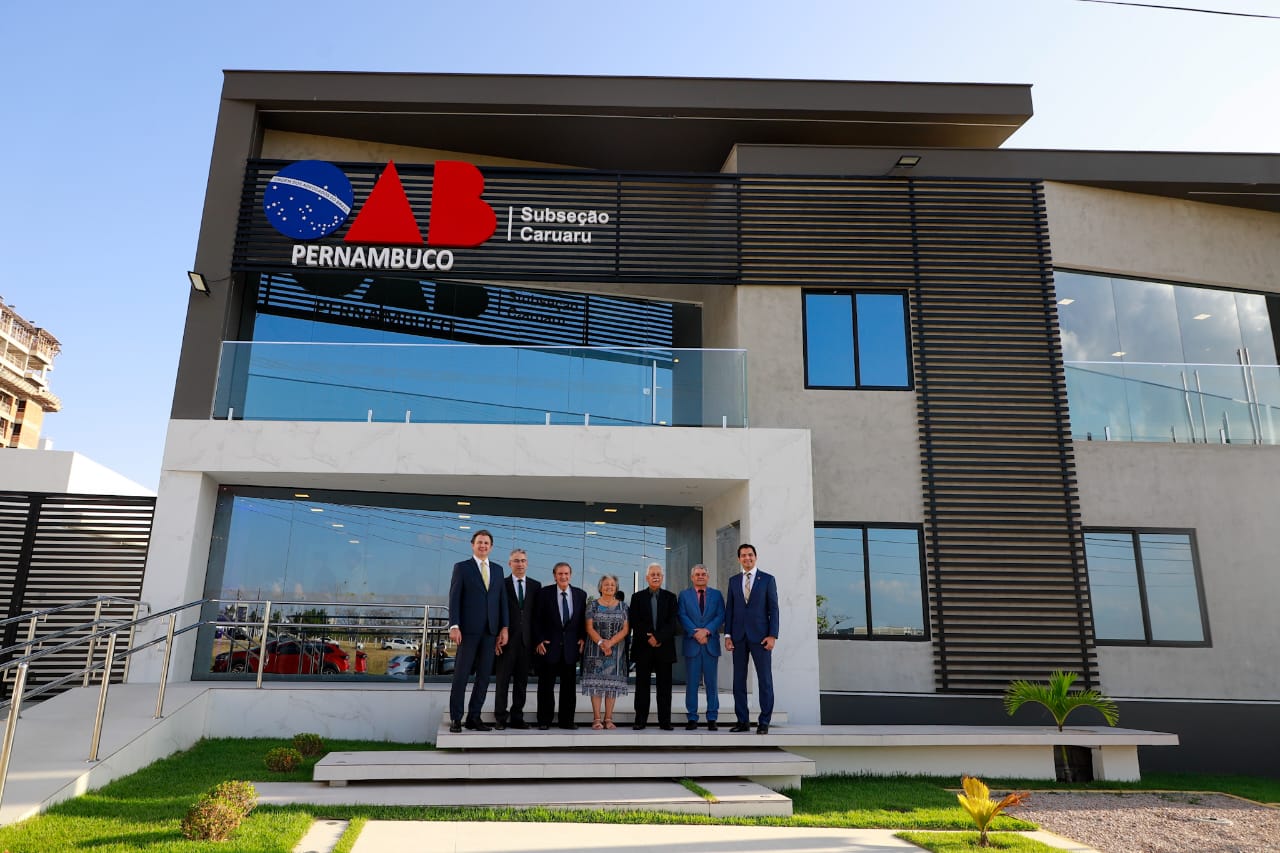 Fernando Ribeiro Lins prestigia inaugura&ccedil;&atilde;o de Galeria de ex-presidentes da OAB Caruaru
