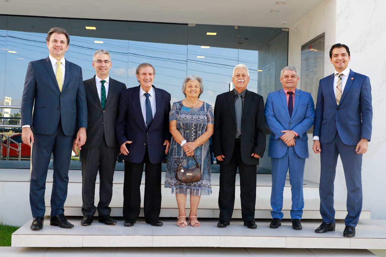 Fernando Ribeiro Lins prestigia inaugura&ccedil;&atilde;o de Galeria de ex-presidentes da OAB Caruaru