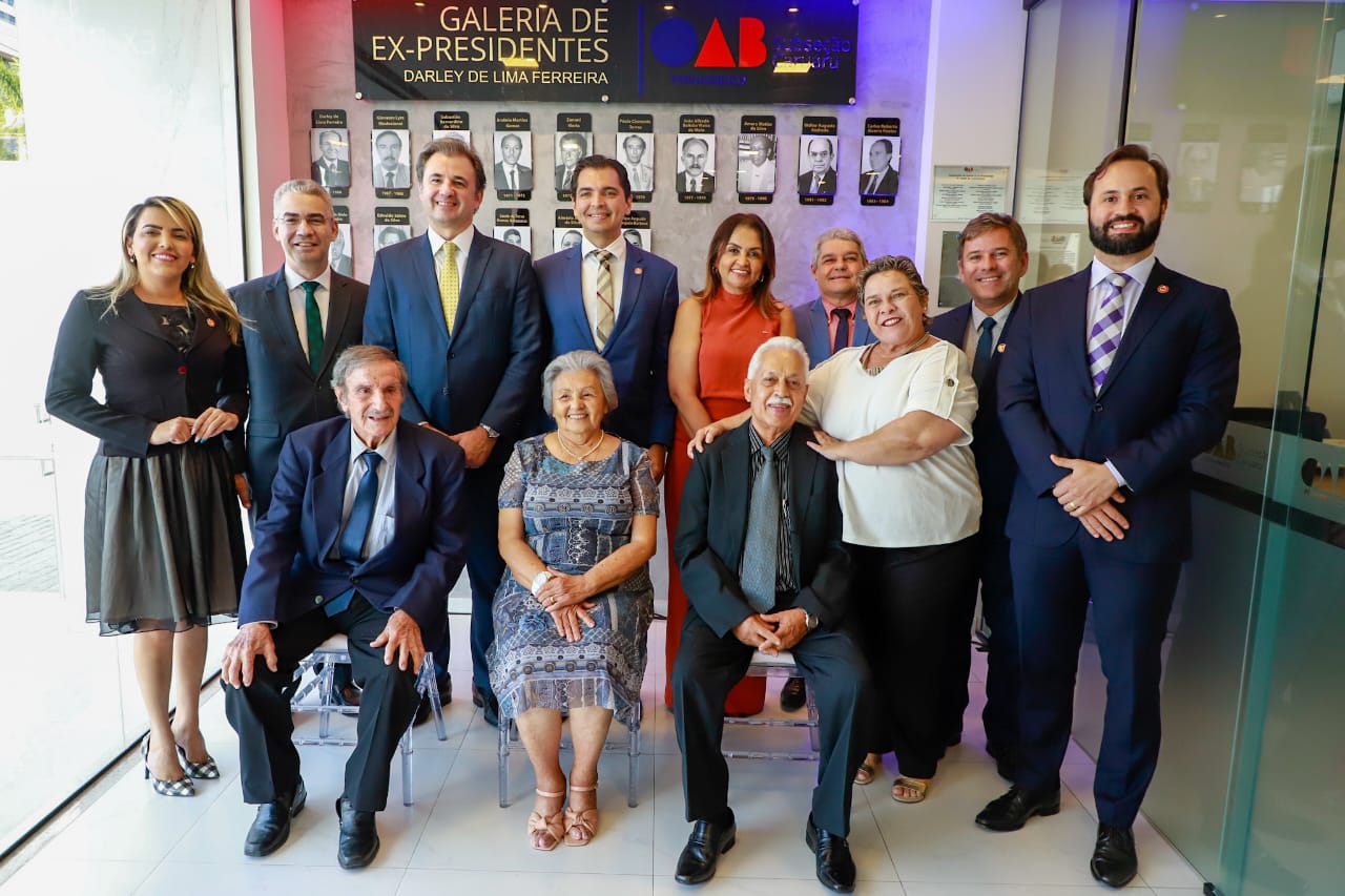 Fernando Ribeiro Lins prestigia inaugura&ccedil;&atilde;o de Galeria de ex-presidentes da OAB Caruaru