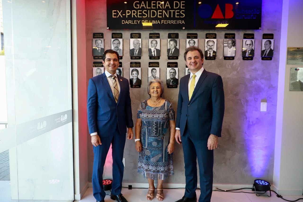 Fernando Ribeiro Lins prestigia inaugura&ccedil;&atilde;o de Galeria de ex-presidentes da OAB Caruaru