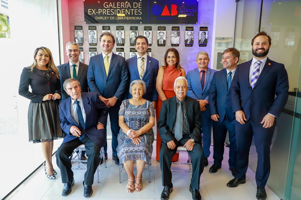 Fernando Ribeiro Lins prestigia inaugura&ccedil;&atilde;o de Galeria de ex-presidentes da OAB Caruaru