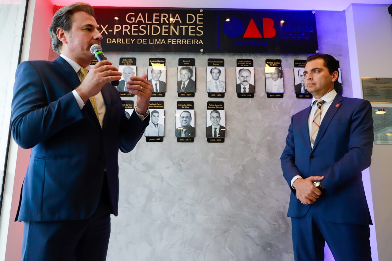 Fernando Ribeiro Lins prestigia inaugura&ccedil;&atilde;o de Galeria de ex-presidentes da OAB Caruaru