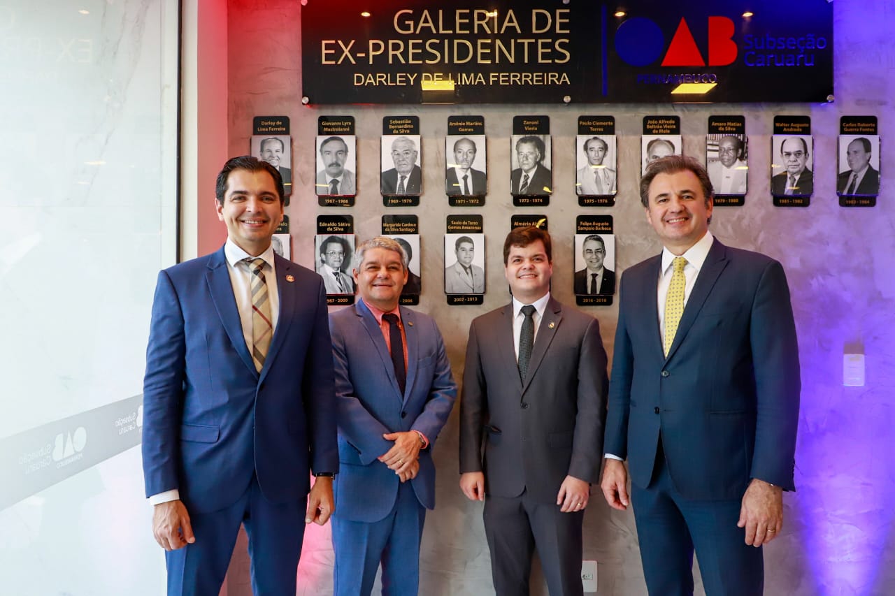 Fernando Ribeiro Lins prestigia inaugura&ccedil;&atilde;o de Galeria de ex-presidentes da OAB Caruaru
