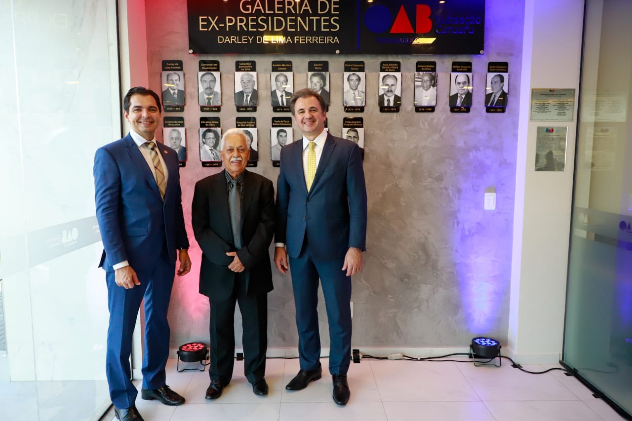 Fernando Ribeiro Lins prestigia inaugura&ccedil;&atilde;o de Galeria de ex-presidentes da OAB Caruaru