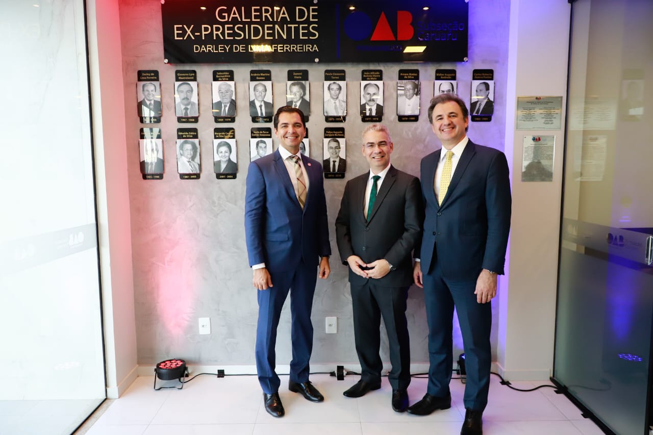 Fernando Ribeiro Lins prestigia inaugura&ccedil;&atilde;o de Galeria de ex-presidentes da OAB Caruaru