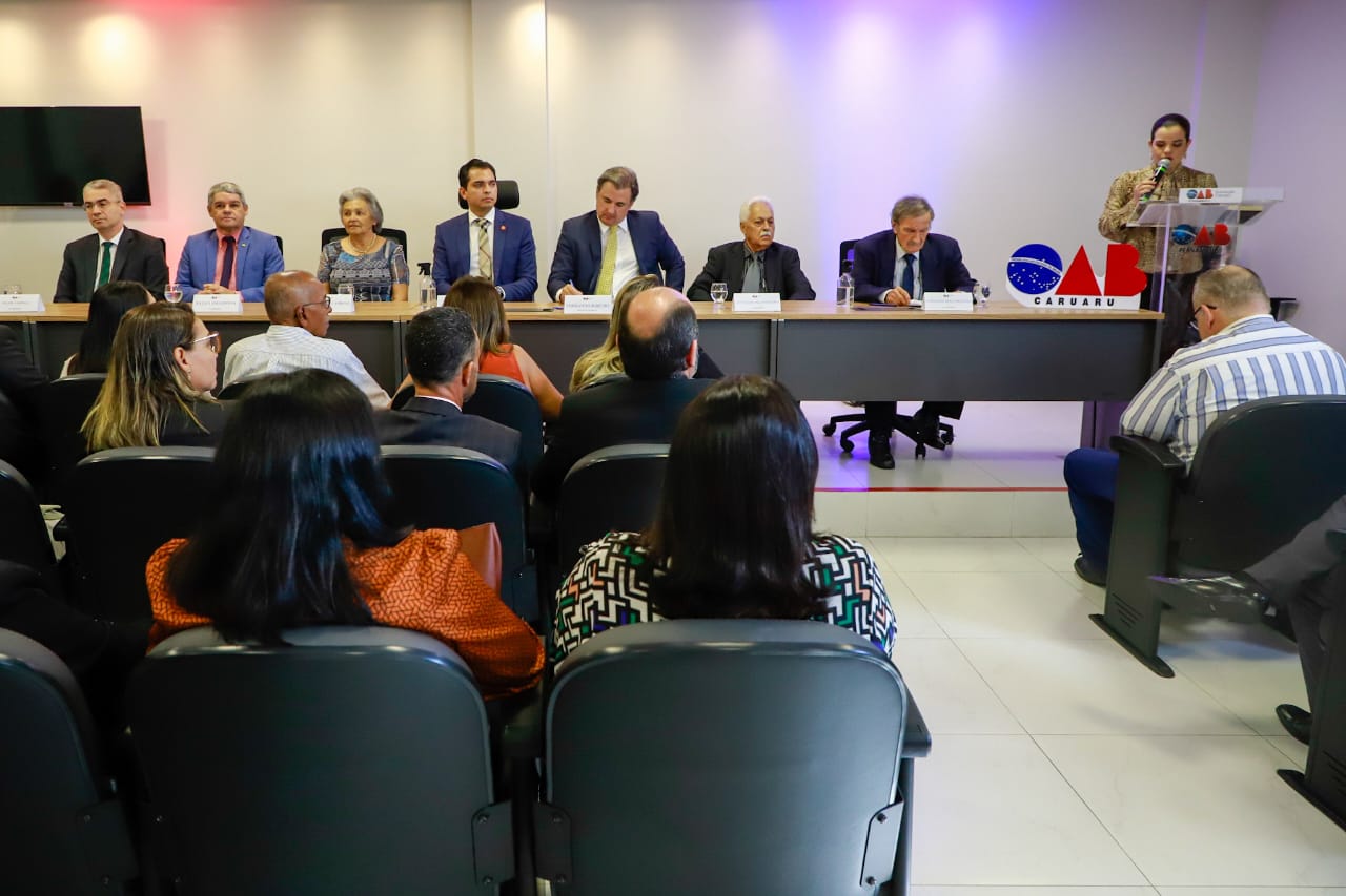 Fernando Ribeiro Lins prestigia inaugura&ccedil;&atilde;o de Galeria de ex-presidentes da OAB Caruaru