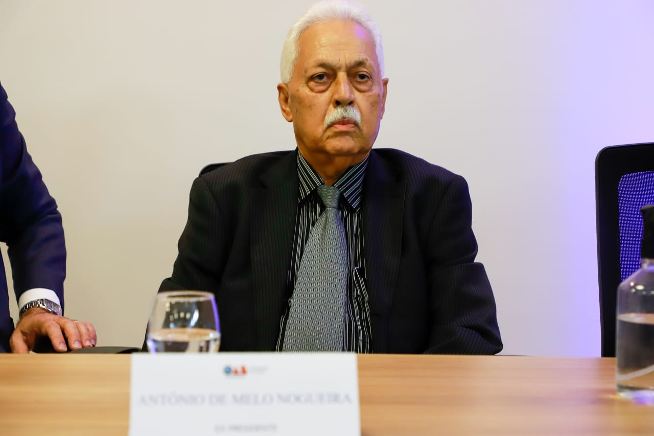 Fernando Ribeiro Lins prestigia inaugura&ccedil;&atilde;o de Galeria de ex-presidentes da OAB Caruaru
