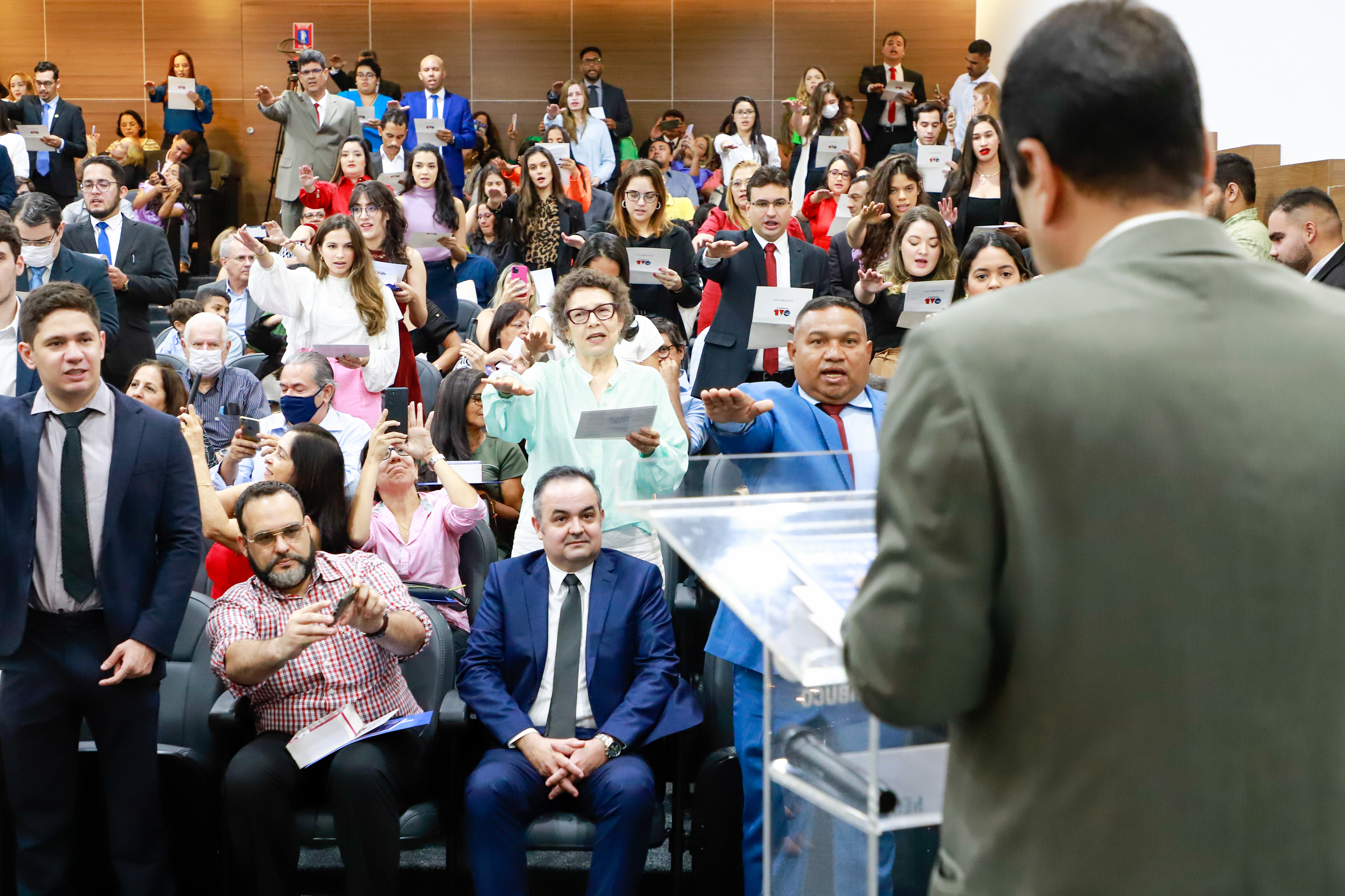 OAB-PE realiza juramento de novos advogados e advogadas