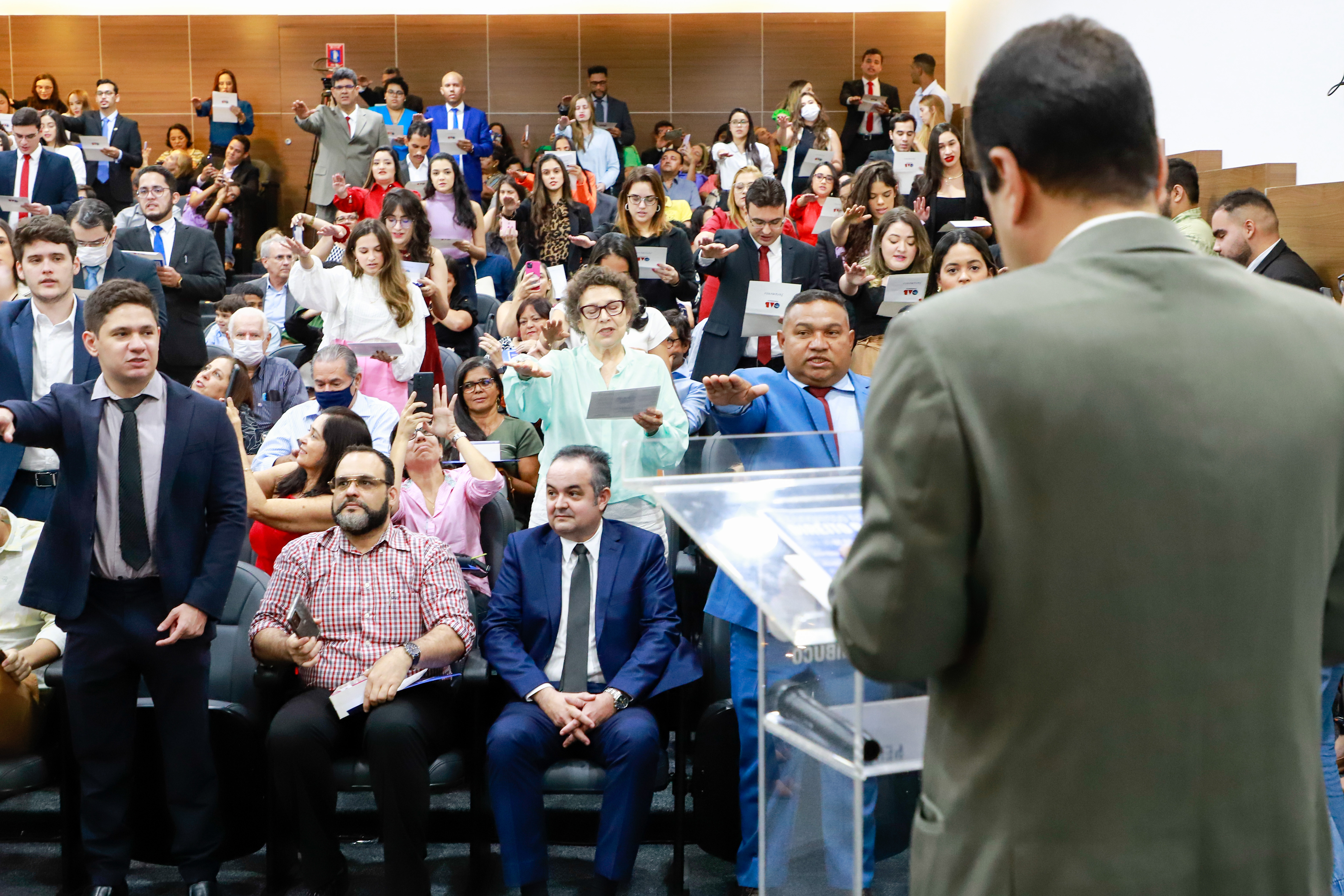 OAB-PE realiza juramento de novos advogados e advogadas