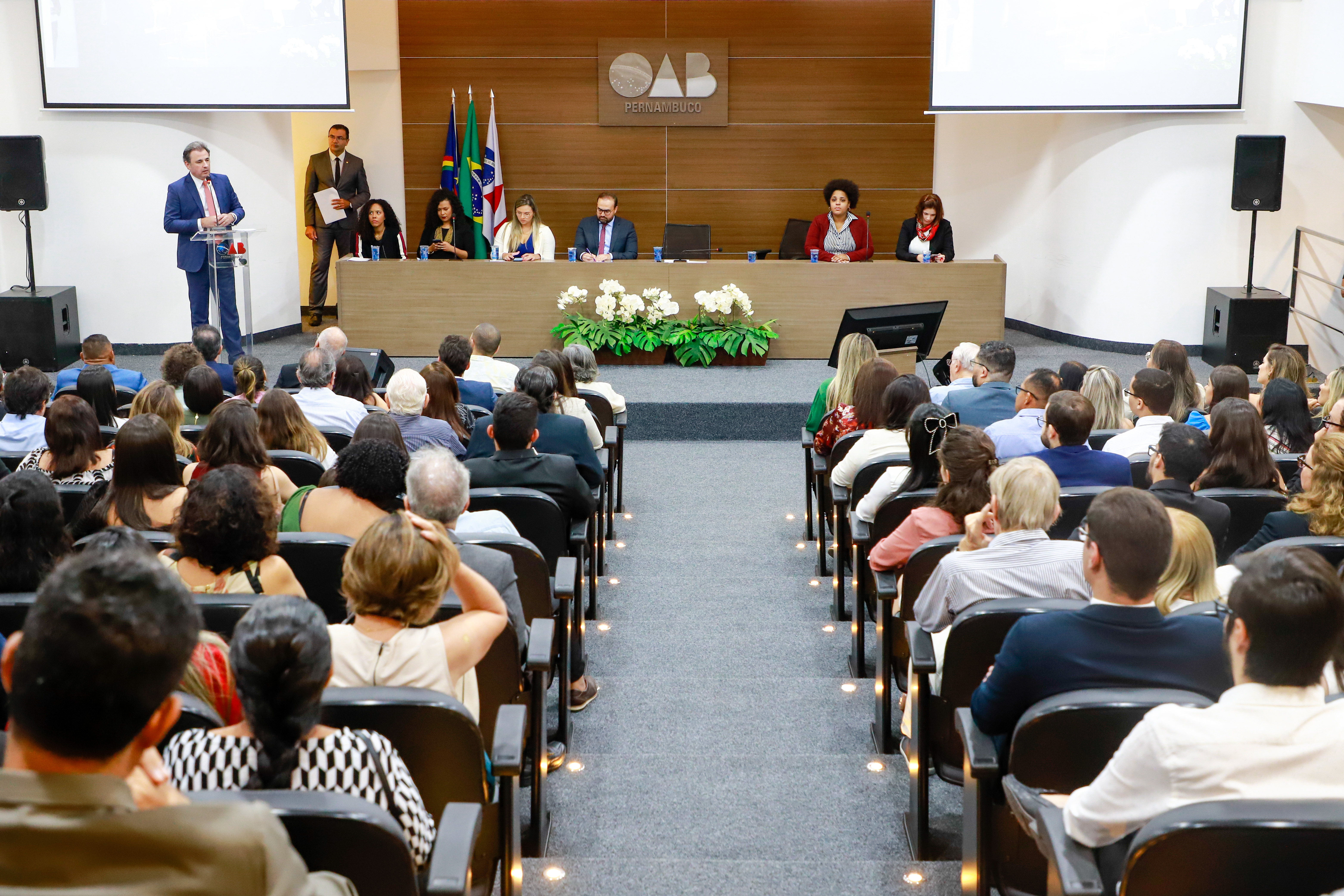 OAB-PE realiza juramento de novos advogados e advogadas