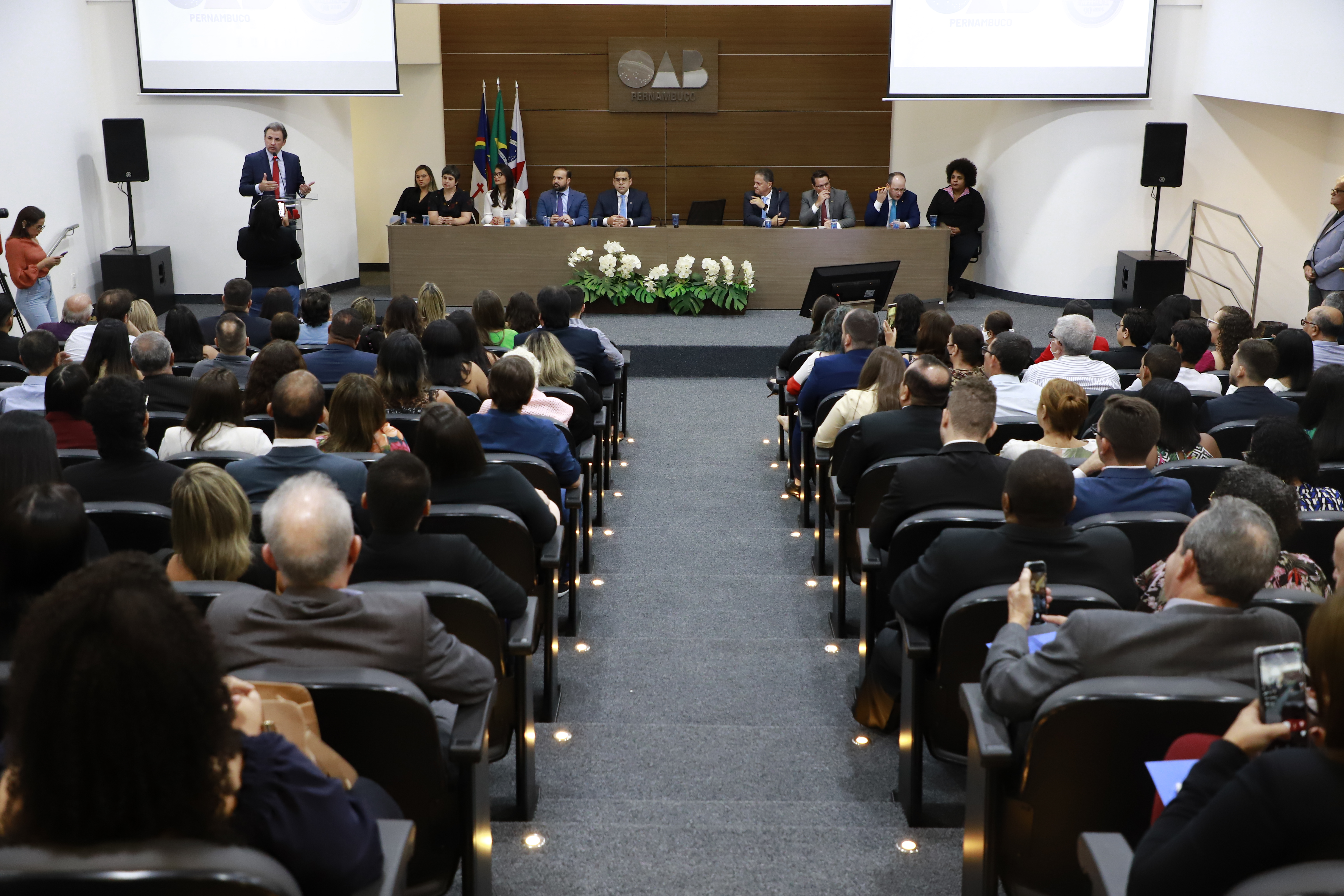 OAB-PE realiza juramento de novos advogados e advogadas
