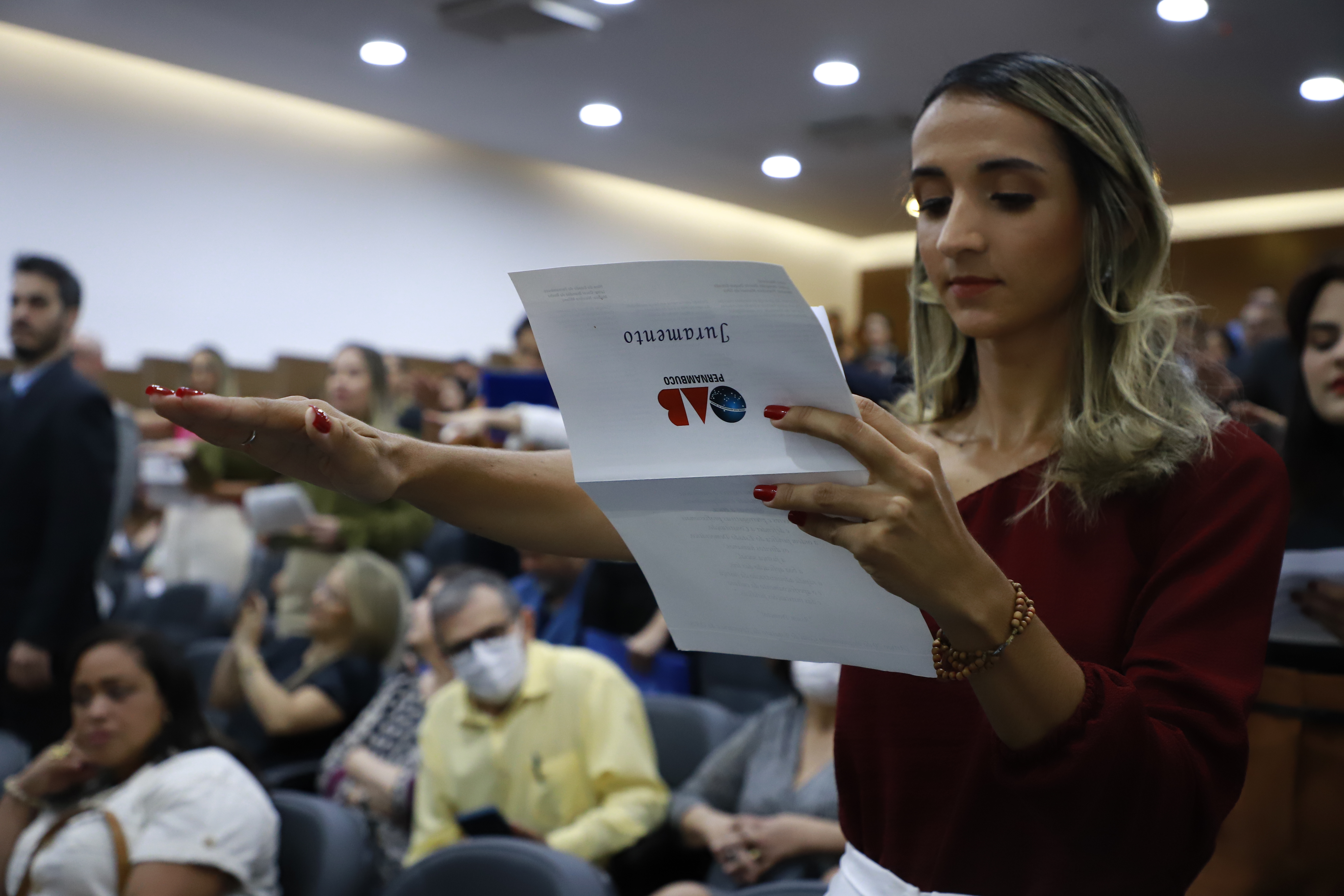 OAB-PE realiza juramento de novos advogados e advogadas