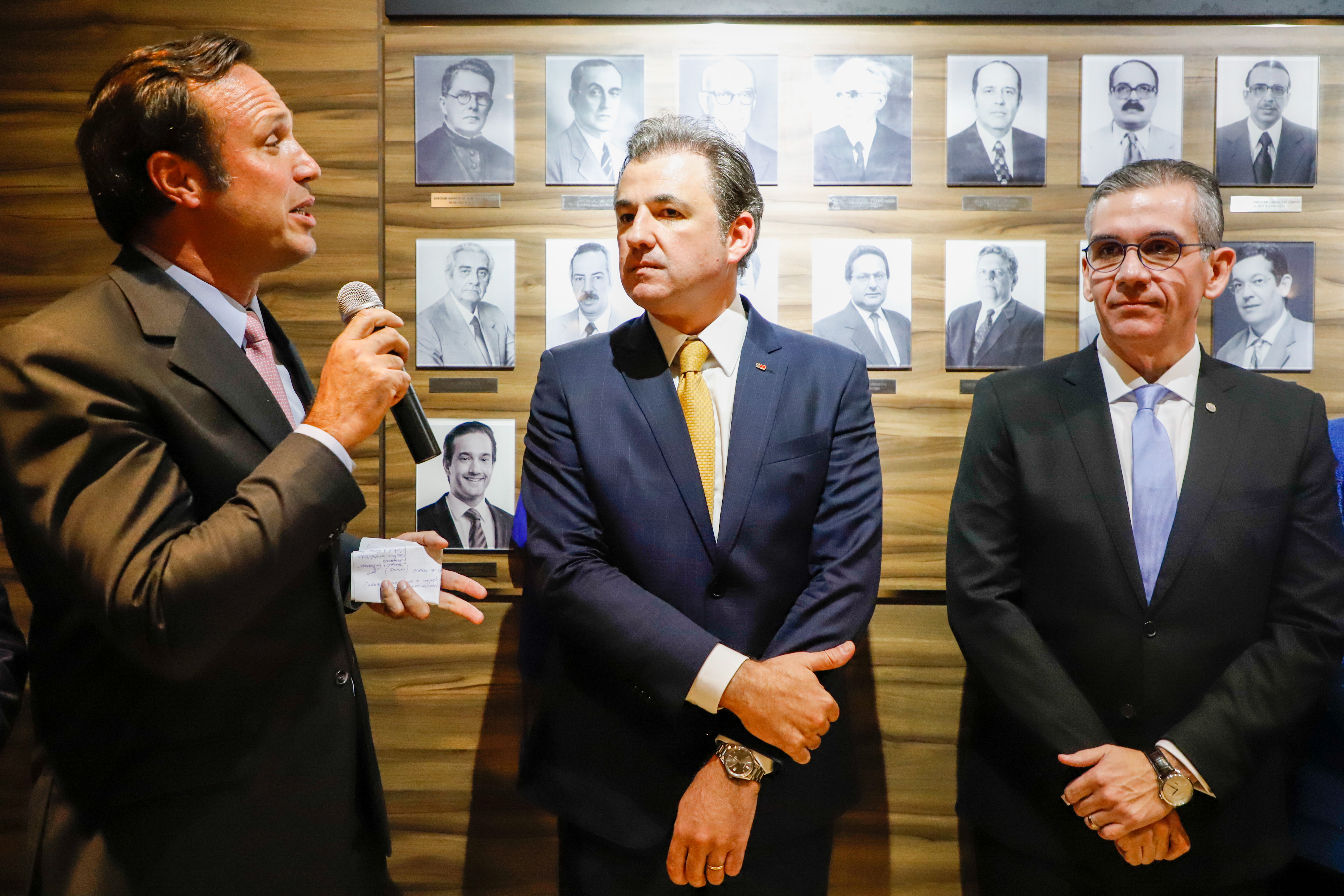 Aposi&ccedil;&atilde;o da placa de Bruno Baptista na OAB Pernambuco
