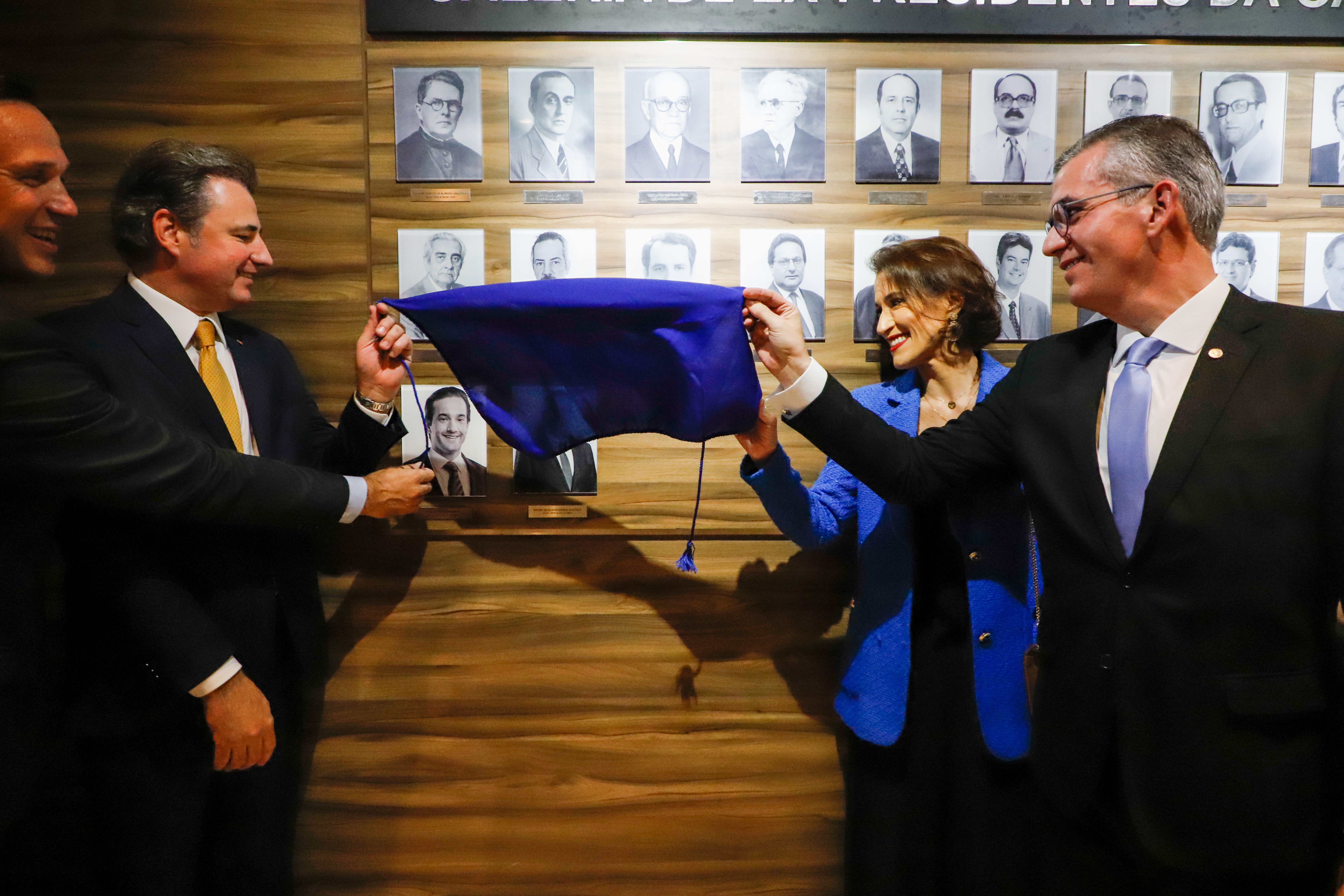 Aposi&ccedil;&atilde;o da placa de Bruno Baptista na OAB Pernambuco