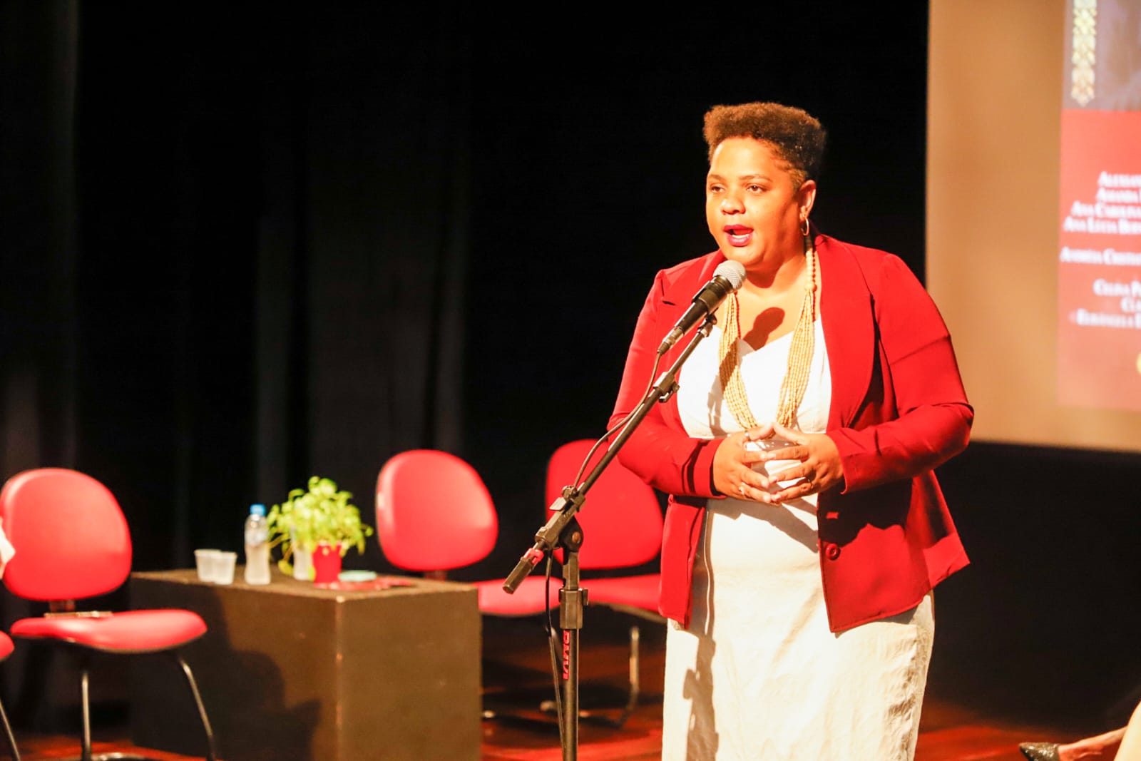 Secret&aacute;ria geral adjunta da OAB-PE &eacute; homenageada no Pr&ecirc;mio Myrthes Gomes de Campos 2023