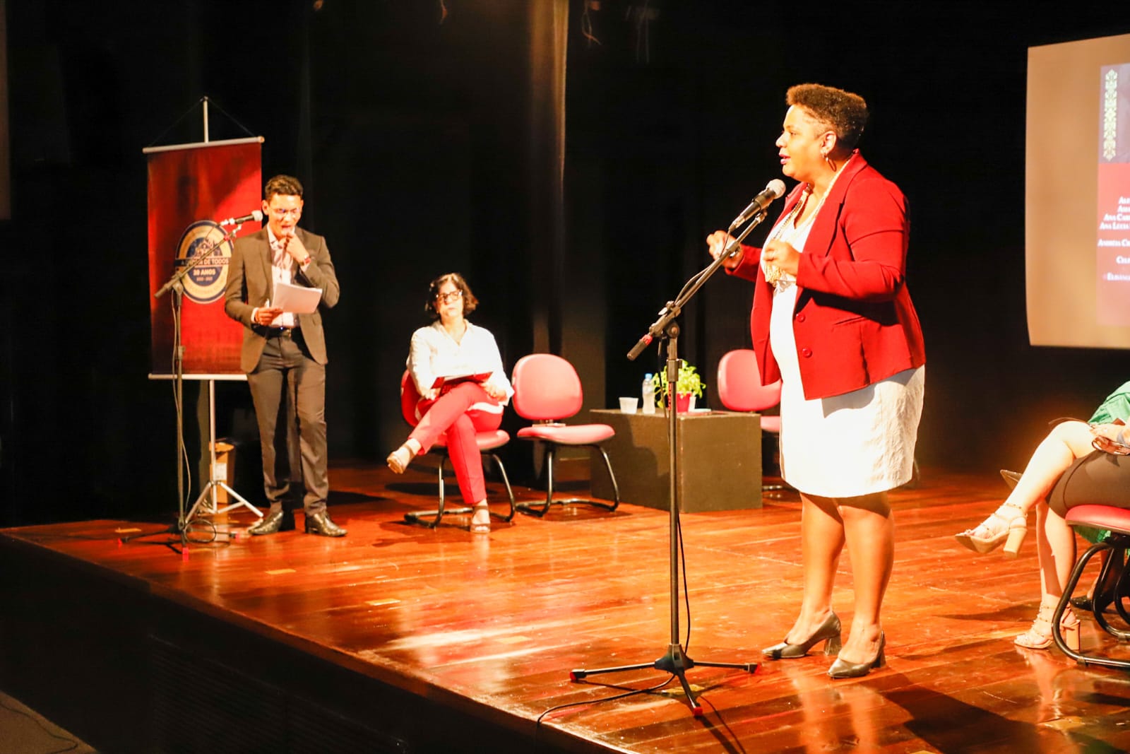 Secret&aacute;ria geral adjunta da OAB-PE &eacute; homenageada no Pr&ecirc;mio Myrthes Gomes de Campos 2023