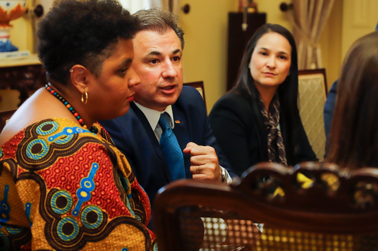 Comitiva da OAB-PE liderada por Fernando Ribeiro apresenta projeto da advocacia dativa para Raquel Lyra