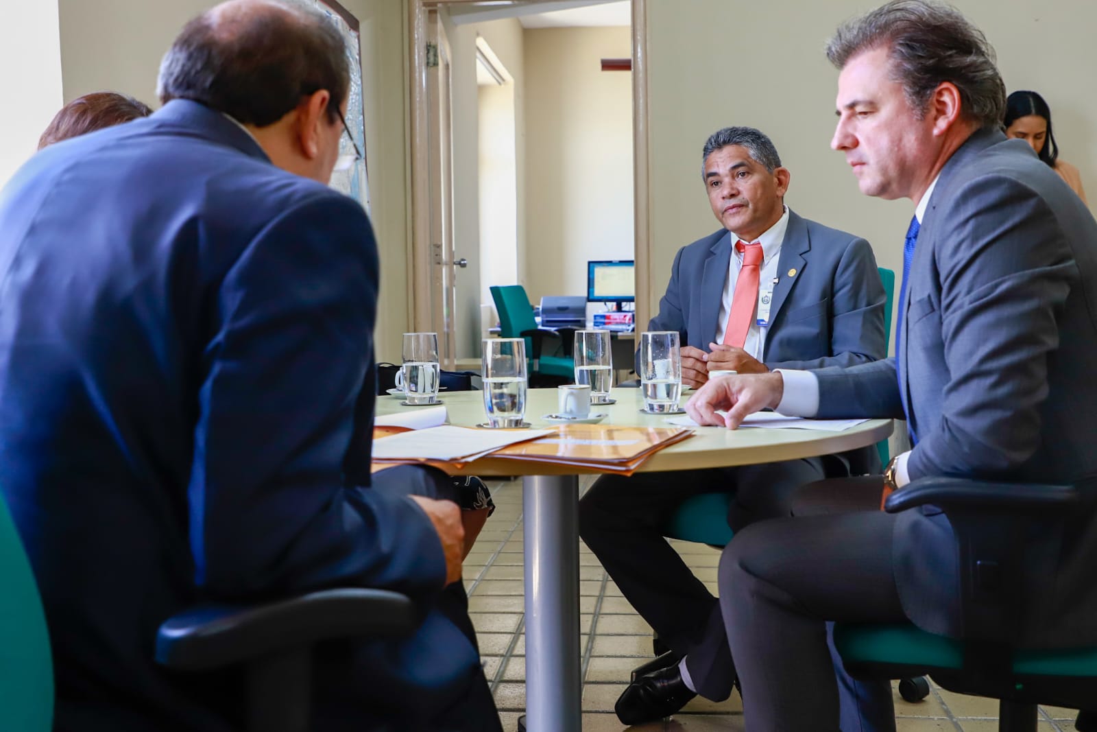 Fernando Ribeiro Lins em reuni&atilde;o com Corregedor Auxiliar da 1&ordf; Entr&acirc;ncia do TJPE