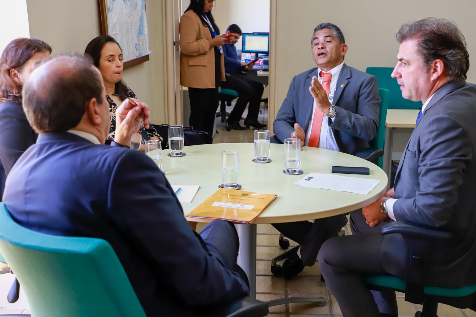Fernando Ribeiro Lins em reuni&atilde;o com Corregedor Auxiliar da 1&ordf; Entr&acirc;ncia do TJPE