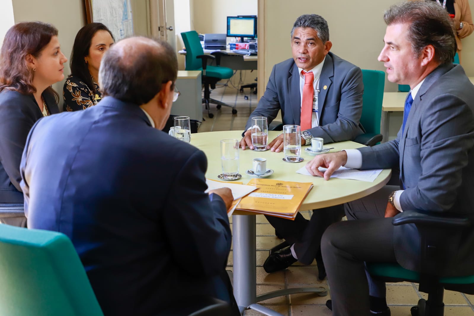 Fernando Ribeiro Lins em reuni&atilde;o com Corregedor Auxiliar da 1&ordf; Entr&acirc;ncia do TJPE