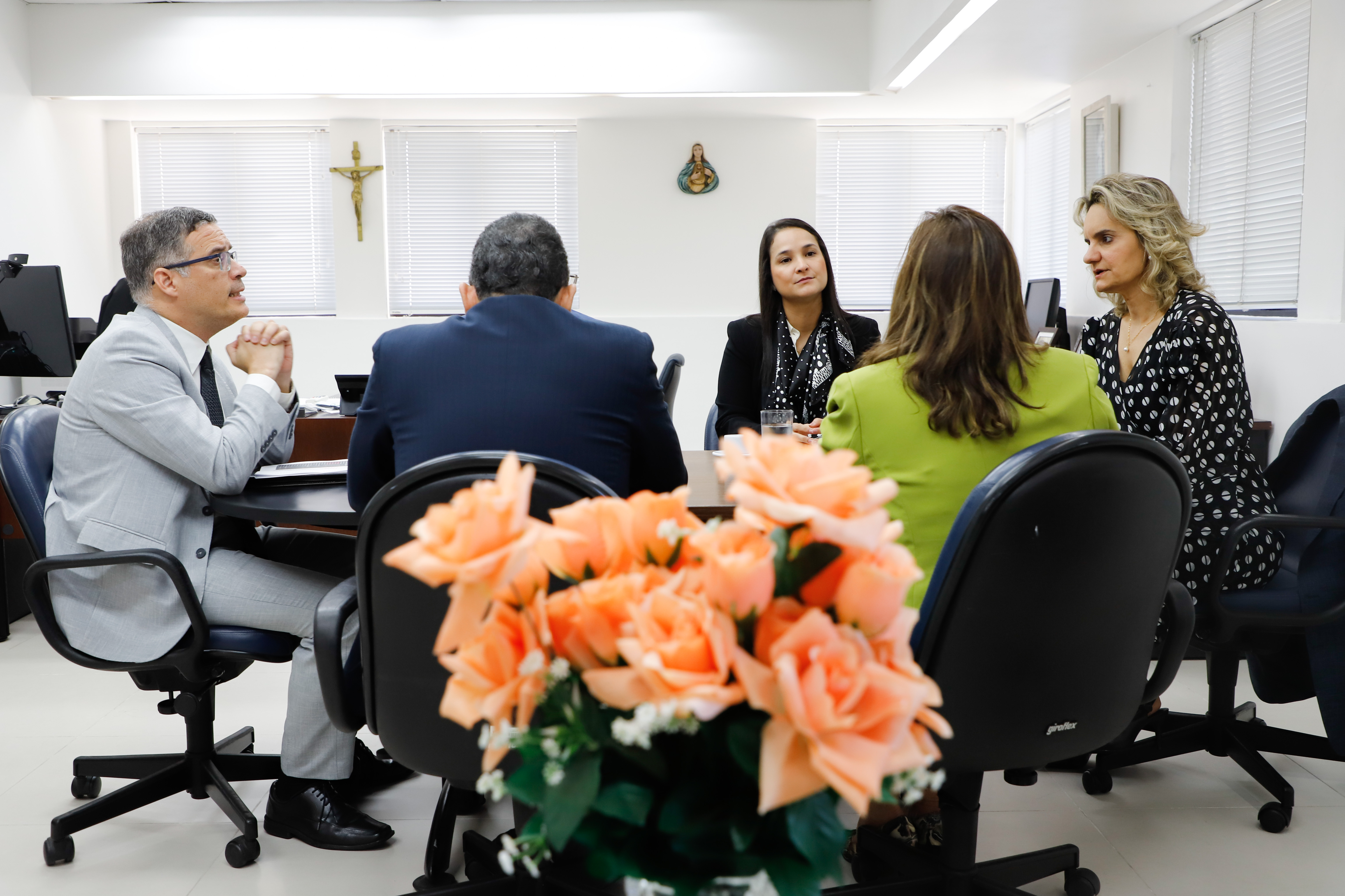 A Vice-presidente da OAB-PE Ingrid Zanella em reuni&atilde;o com a presidente em exerc&iacute;cio do TRT6 Nise Pedroso Lins