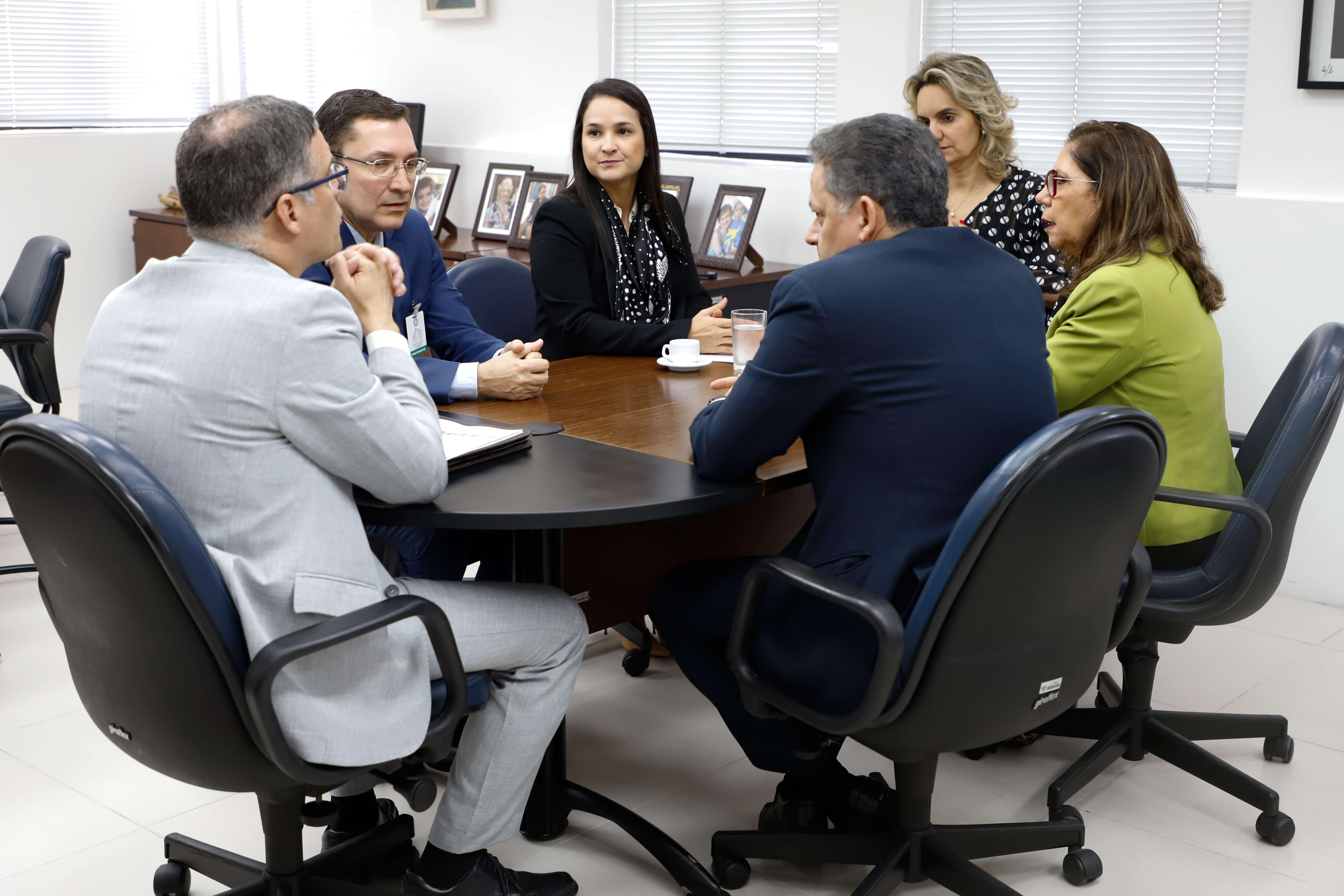 A Vice-presidente da OAB-PE Ingrid Zanella em reuni&atilde;o com a presidente em exerc&iacute;cio do TRT6 Nise Pedroso Lins