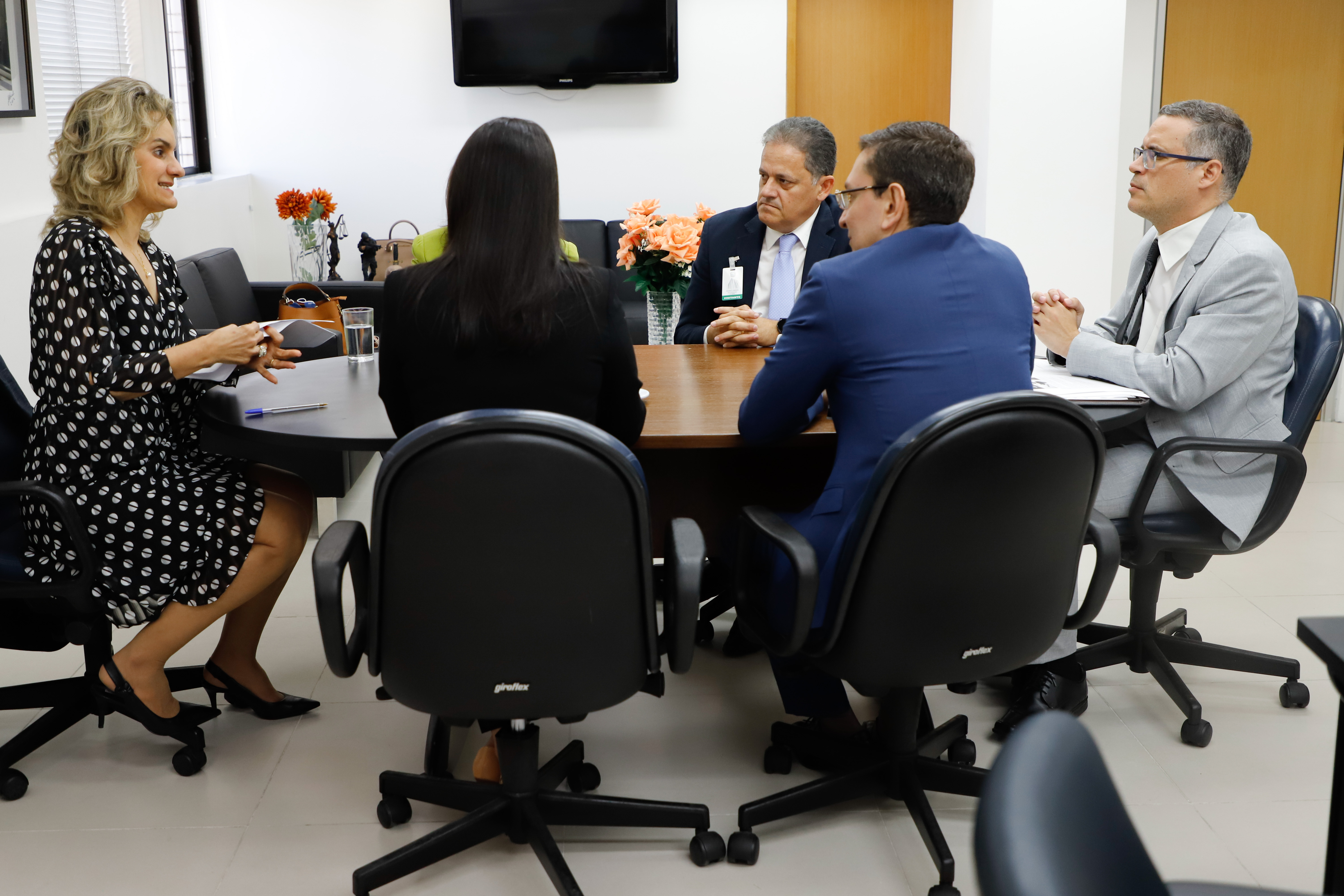 A Vice-presidente da OAB-PE Ingrid Zanella em reuni&atilde;o com a presidente em exerc&iacute;cio do TRT6 Nise Pedroso Lins