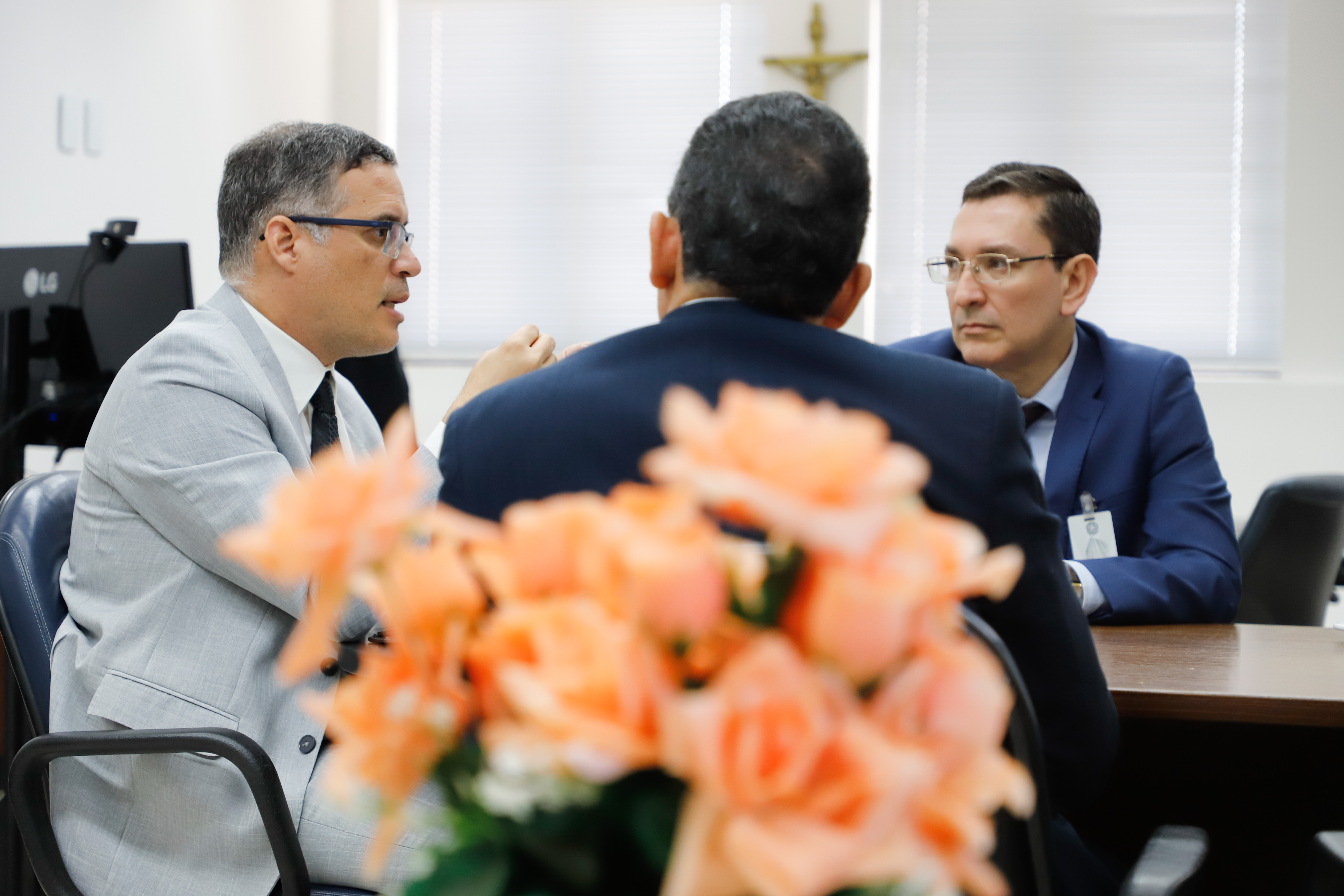 A Vice-presidente da OAB-PE Ingrid Zanella em reuni&atilde;o com a presidente em exerc&iacute;cio do TRT6 Nise Pedroso Lins