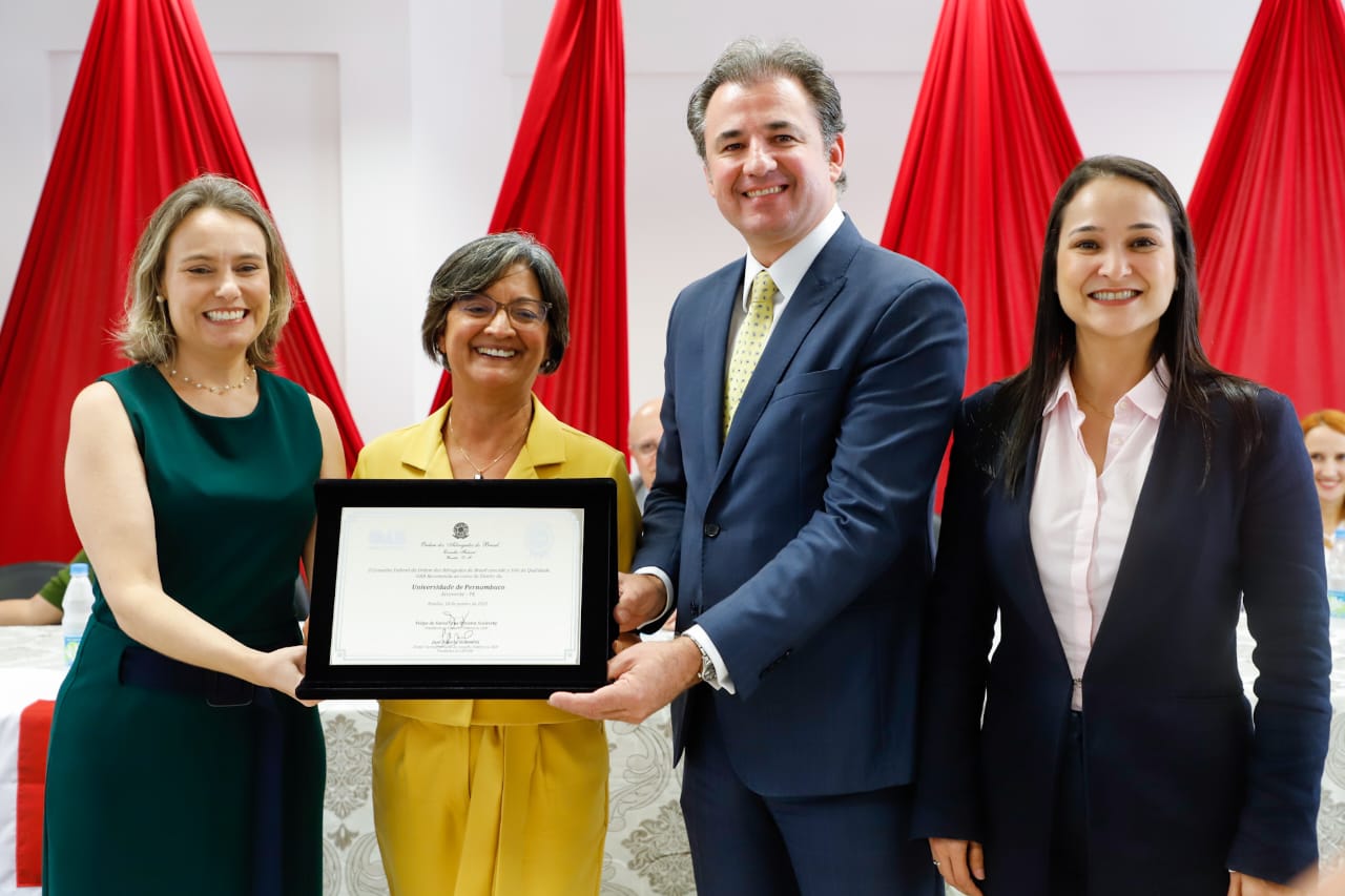 OAB-PE entrega Selo OAB Recomenda &agrave; Universidade de Pernambuco Campus Arcoverde