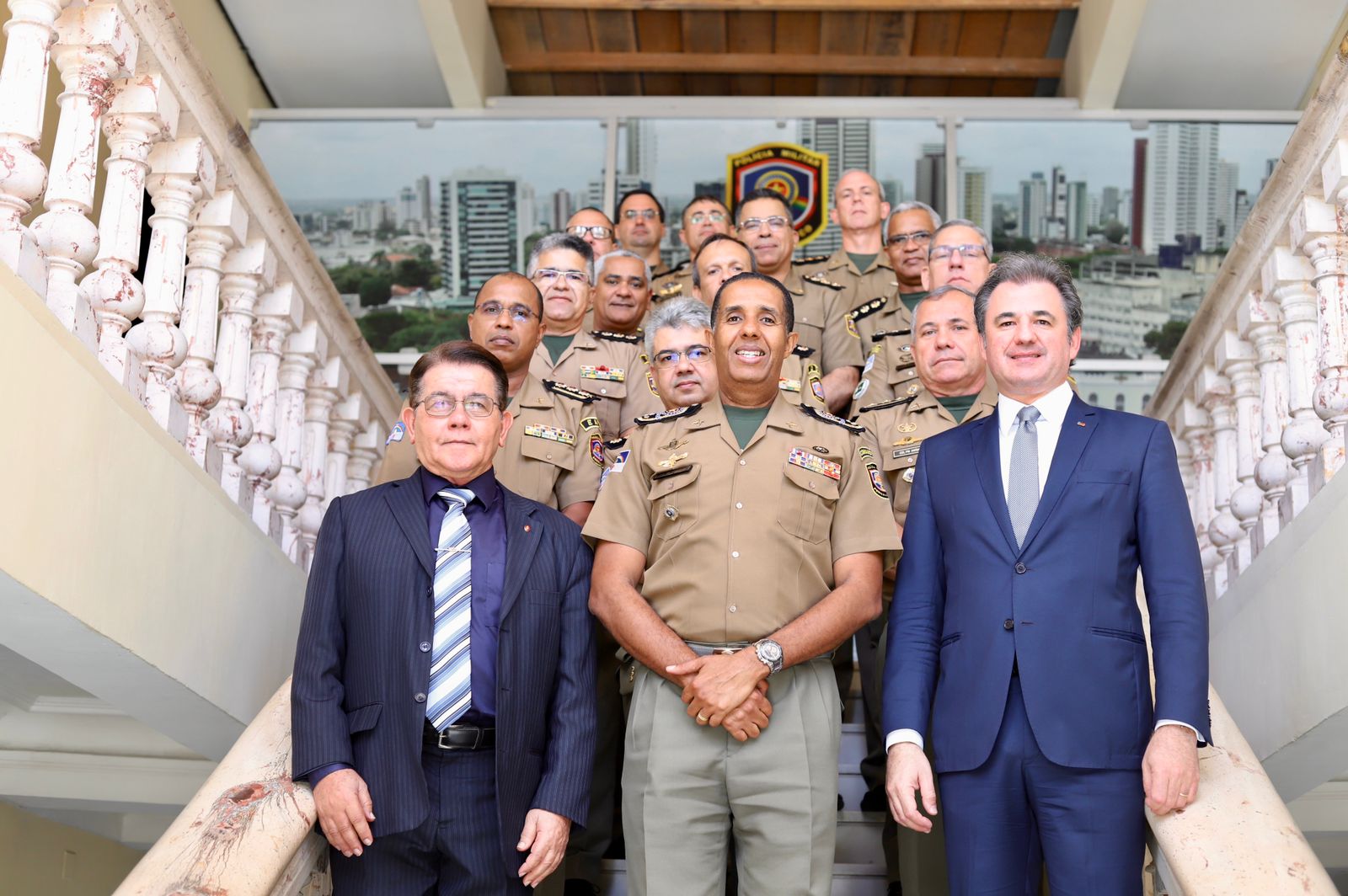 Presidente da OAB-PE, Fernando Ribeiro Lins, recebe Medalha Pernambucana do M&eacute;rito Policial Militar