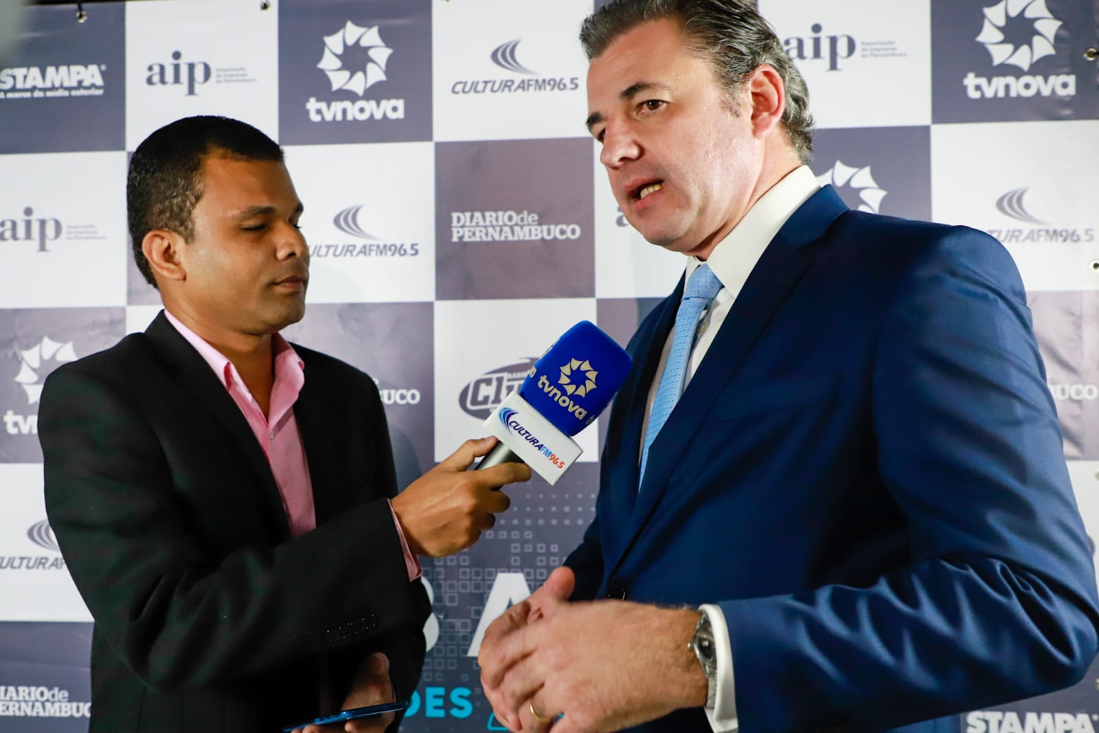 Fernando Ribeiro Lins acompanha debate com as candidatas ao Governo do Estado realizado pela TV Nova em Olinda