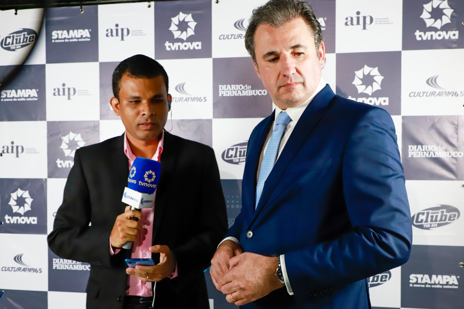 Fernando Ribeiro Lins acompanha debate com as candidatas ao Governo do Estado realizado pela TV Nova em Olinda